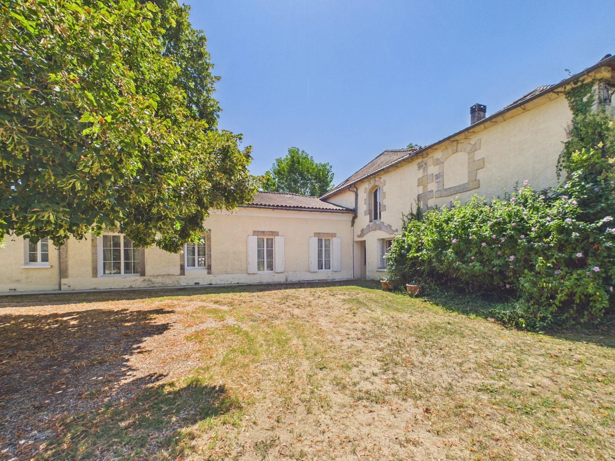 Lovely 5 bedroom riverside house with pool, guest house and annexe near Gensac, Nouvelle-Aquitaine – France – BVI85320