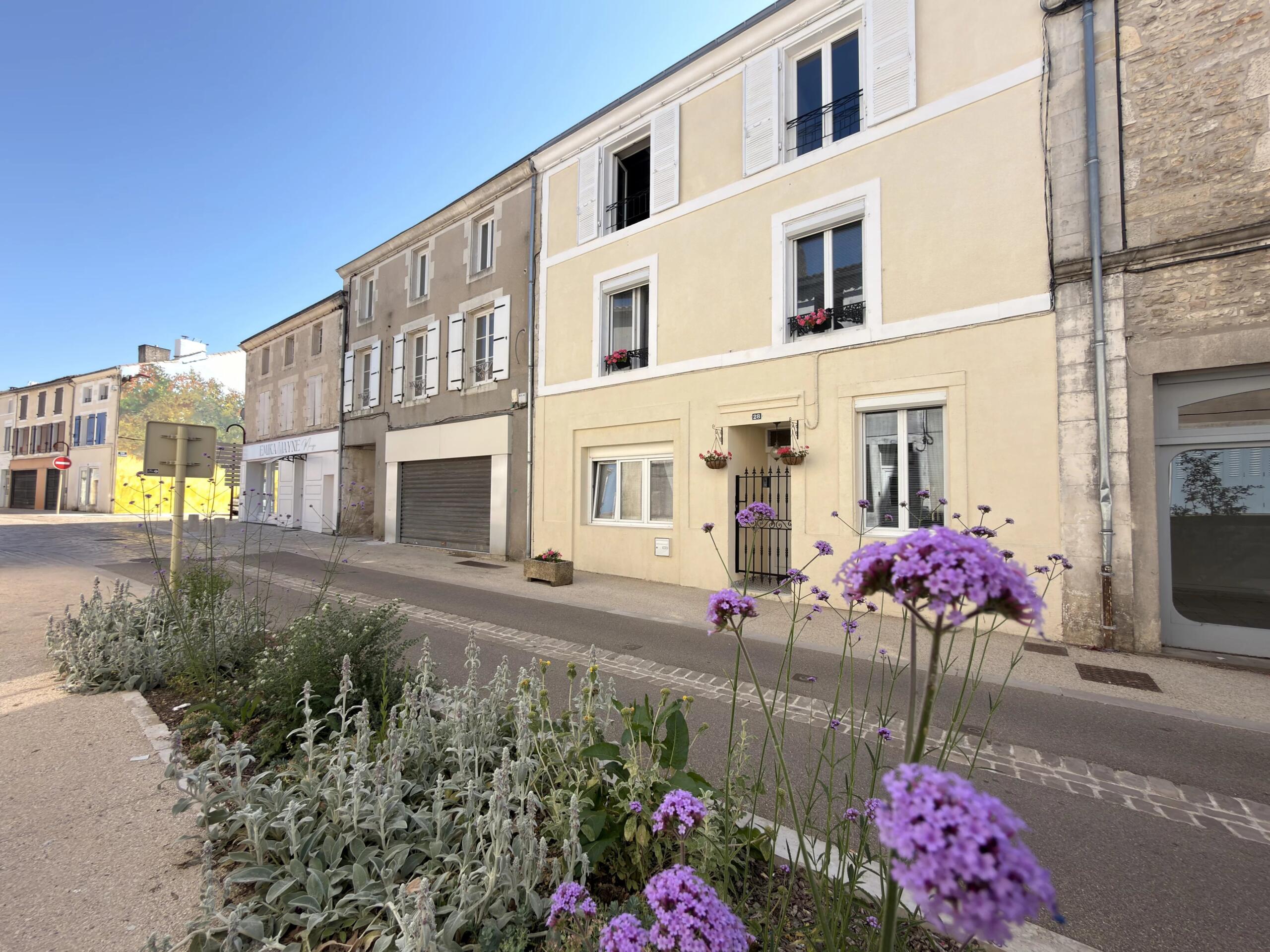 Beautifully Renovated Town Property with Guest Accommodation Potential, Barn and Separate Land, Nouvelle-Aquitaine – France – BVI85874