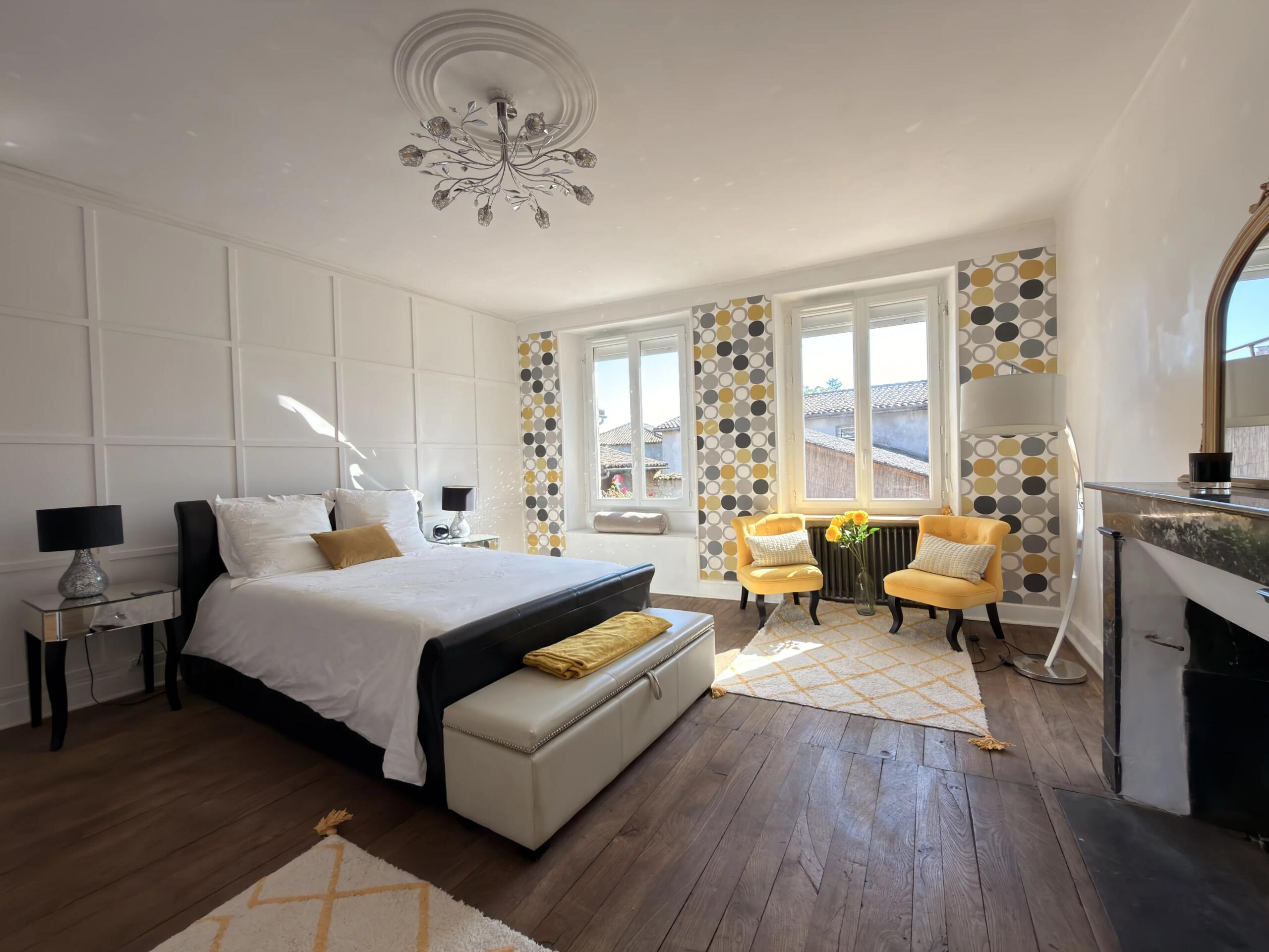 Beautifully Renovated Town Property with Guest Accommodation Potential, Barn and Separate Land, Nouvelle-Aquitaine – France – BVI85874