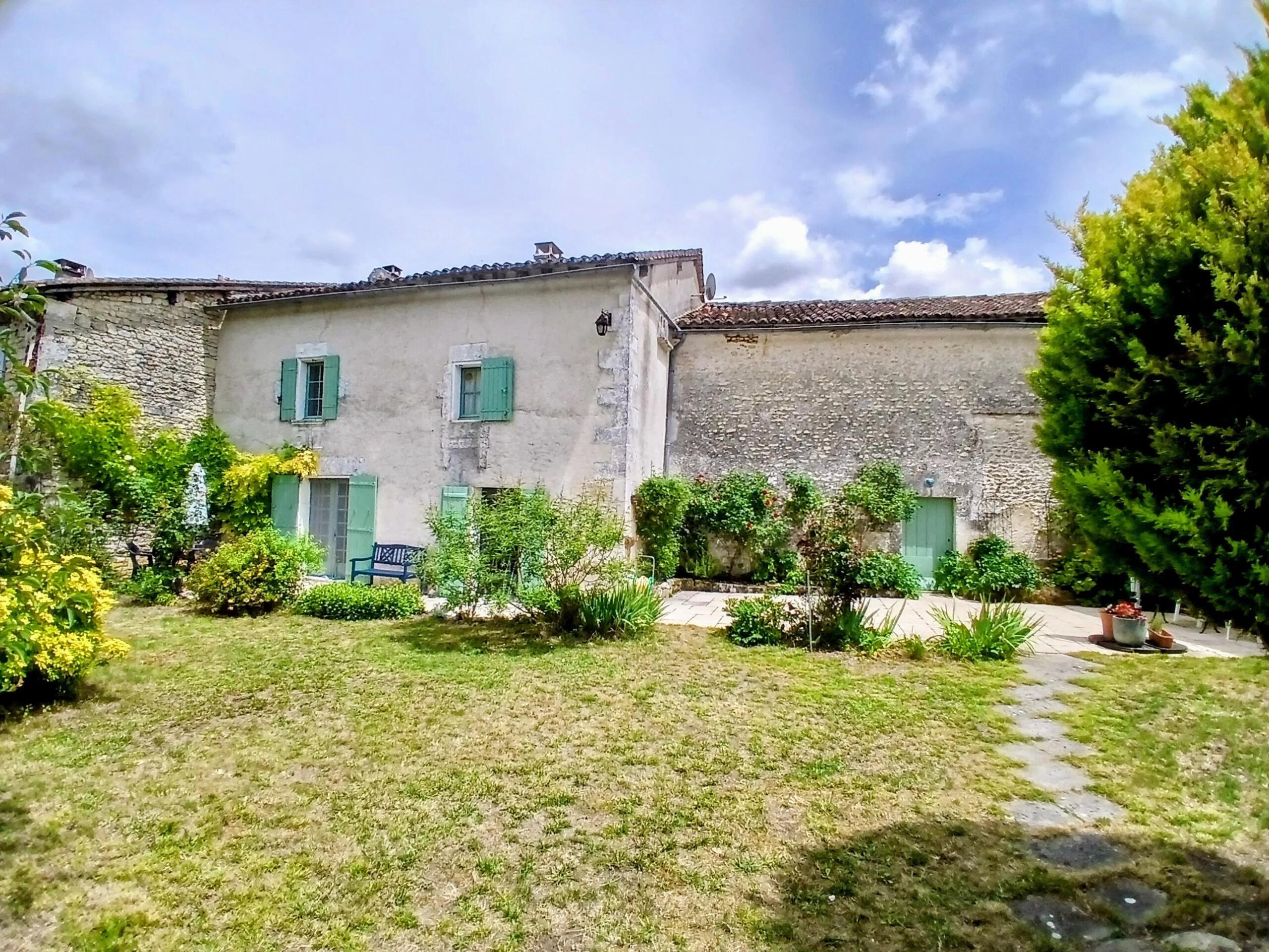 Spacious four bedroom village property., Nouvelle-Aquitaine – France – BVI85921