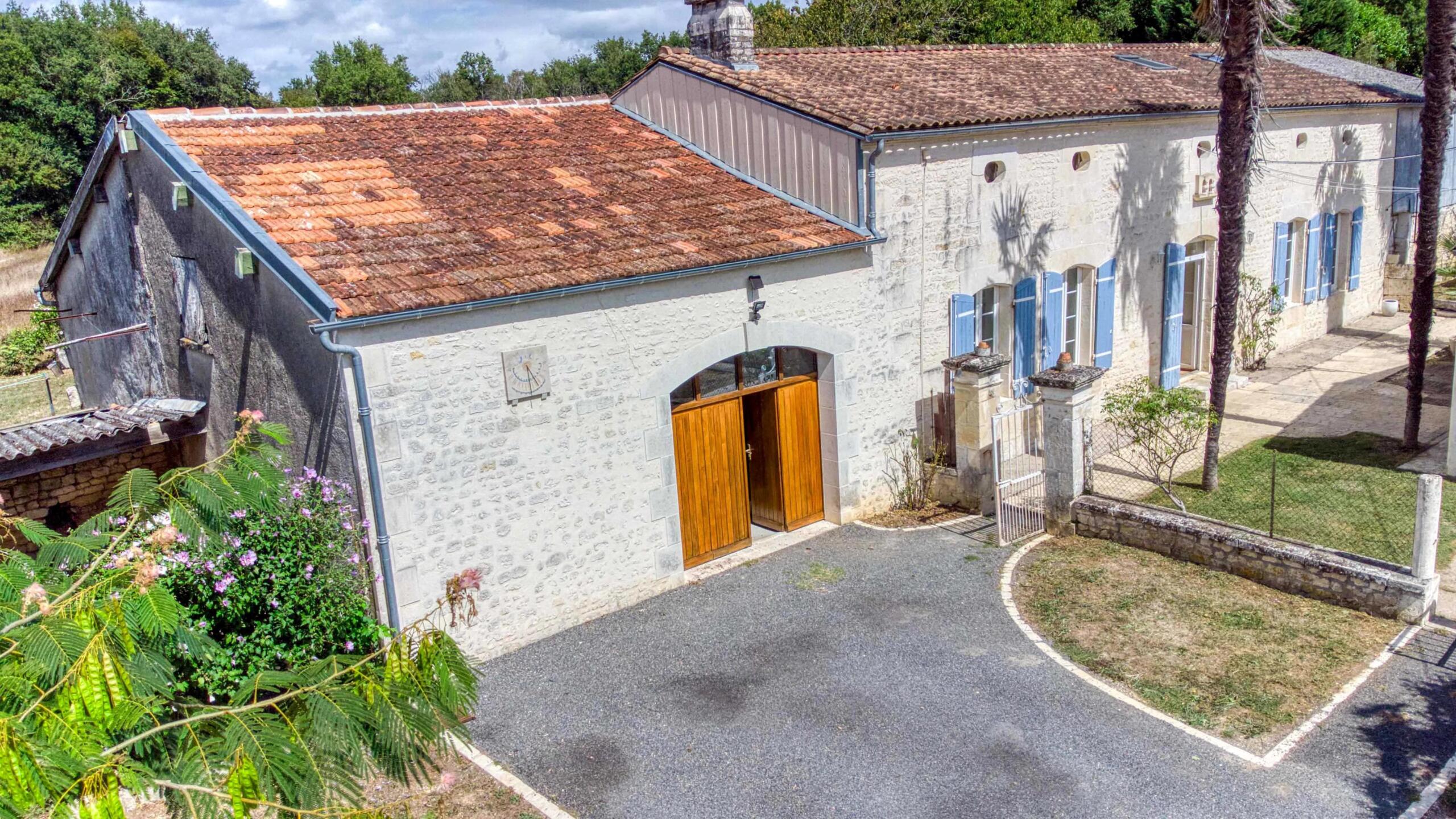 4-bed stone Charentaise and 3-bed guest house between Jonzac and Pons, Nouvelle-Aquitaine – France – BVI86236