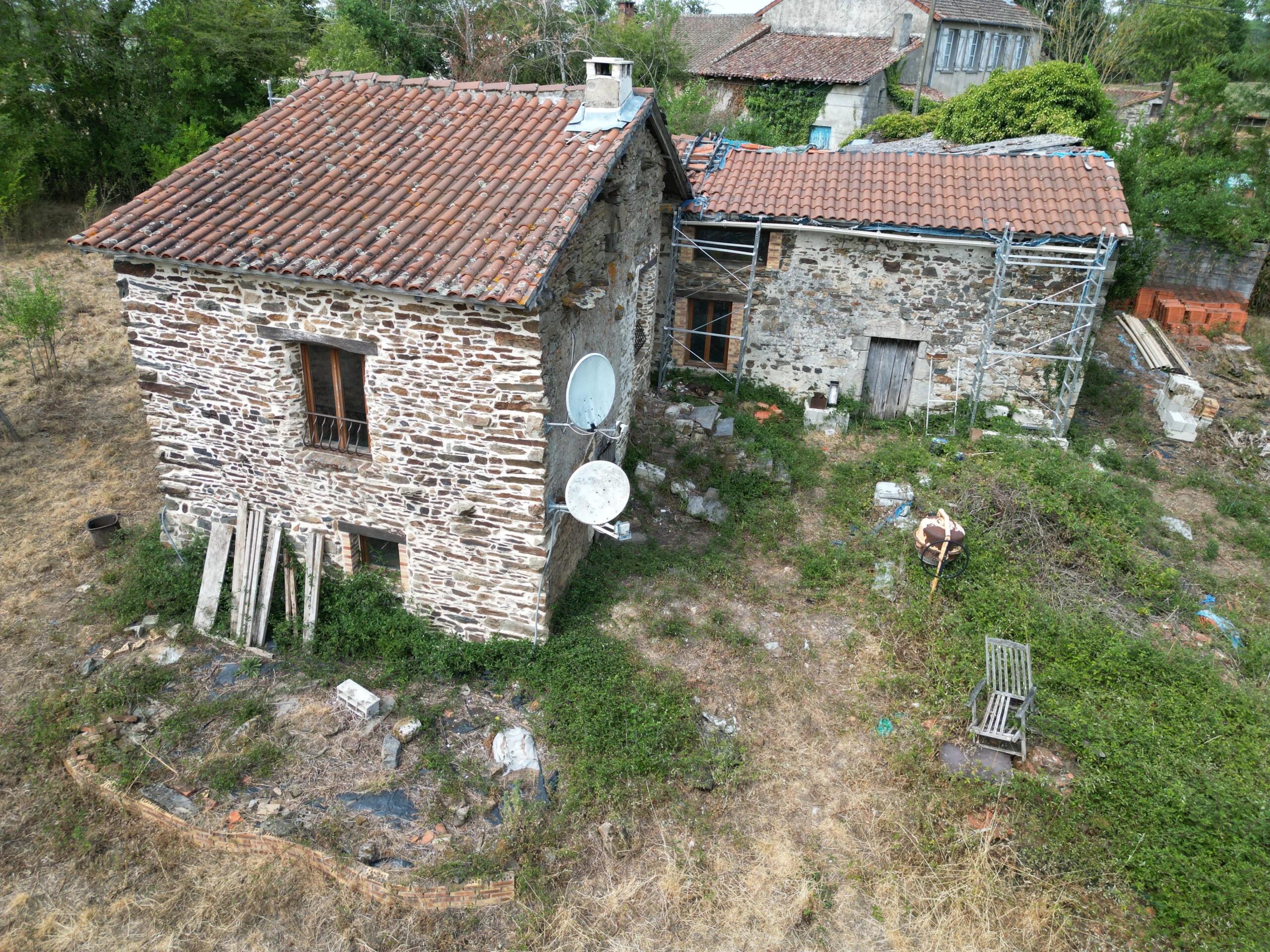 House to finish renovating in tranquil location, Nouvelle-Aquitaine – France – BVI86325