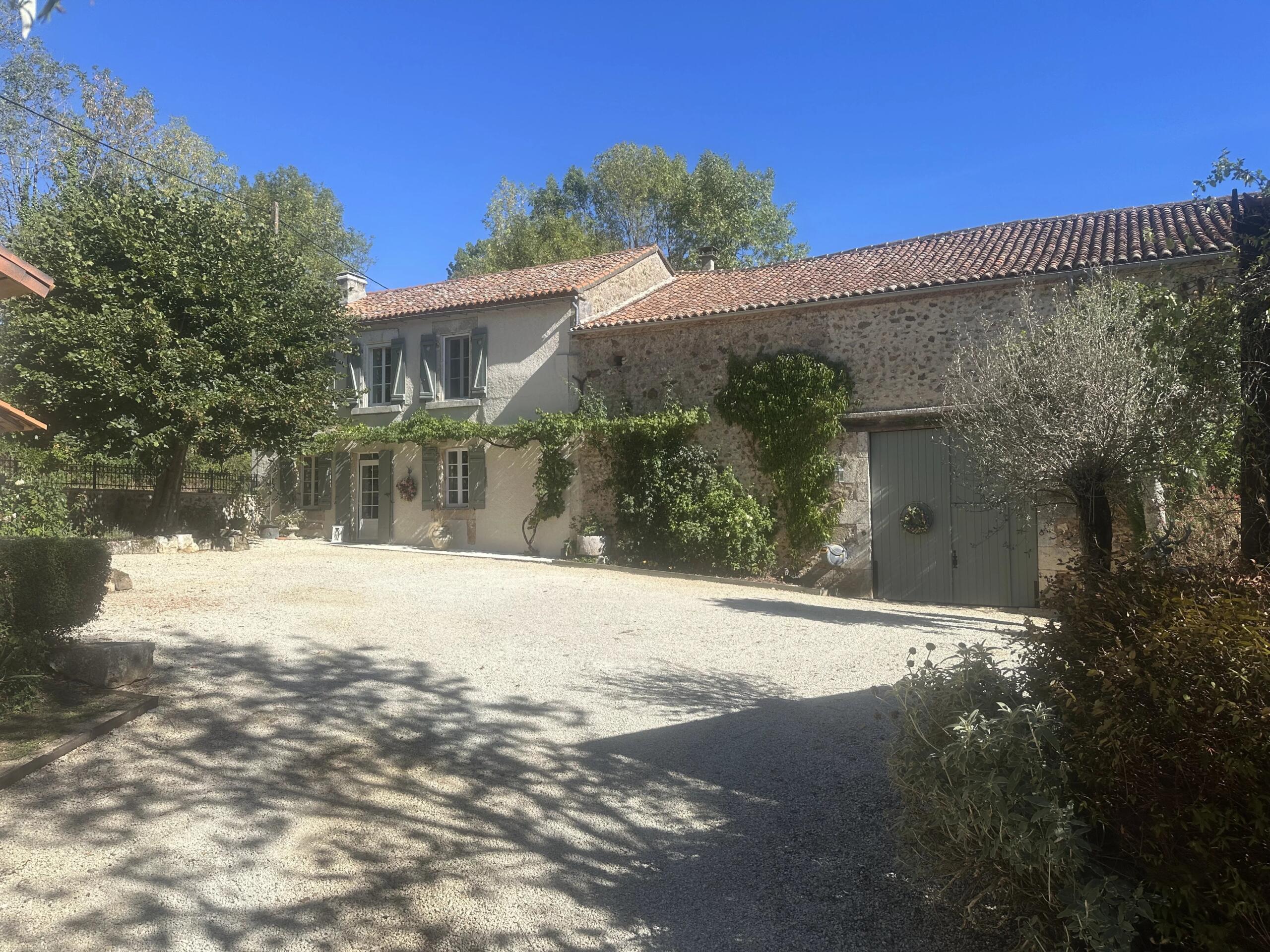 Beautifully presented stone farmhouse with stunning, far-reaching views over the Charentaise countryside, Nouvelle-Aquitaine – France – BVI87229