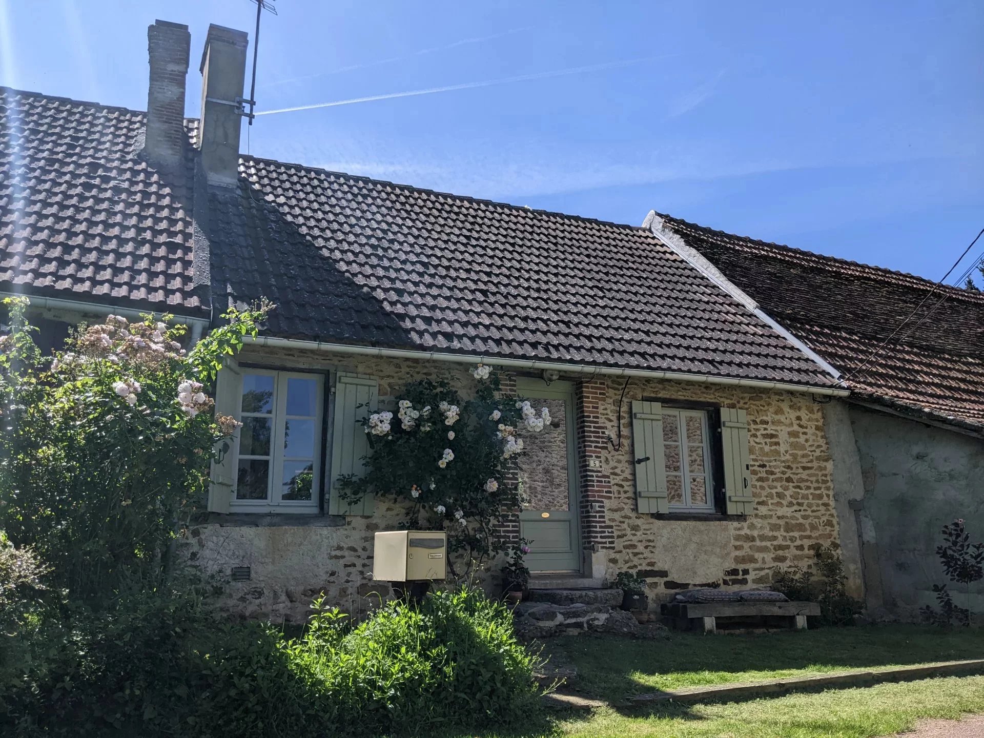 Delightful character cottage with beautiful garden, Centre-Val de Loire – France – BVI87234
