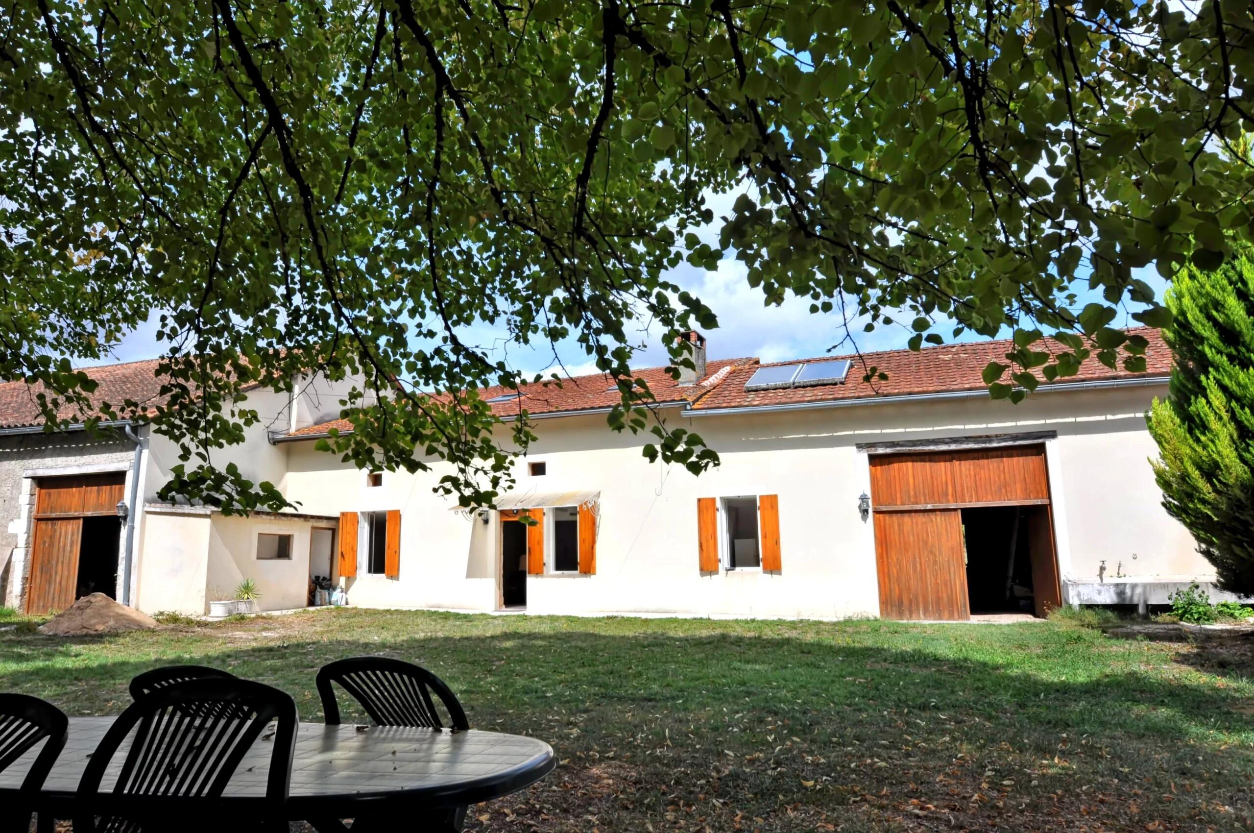 Restored old farmhouse in the Aubeterre/Dronne area, Nouvelle-Aquitaine – France – BVI87246