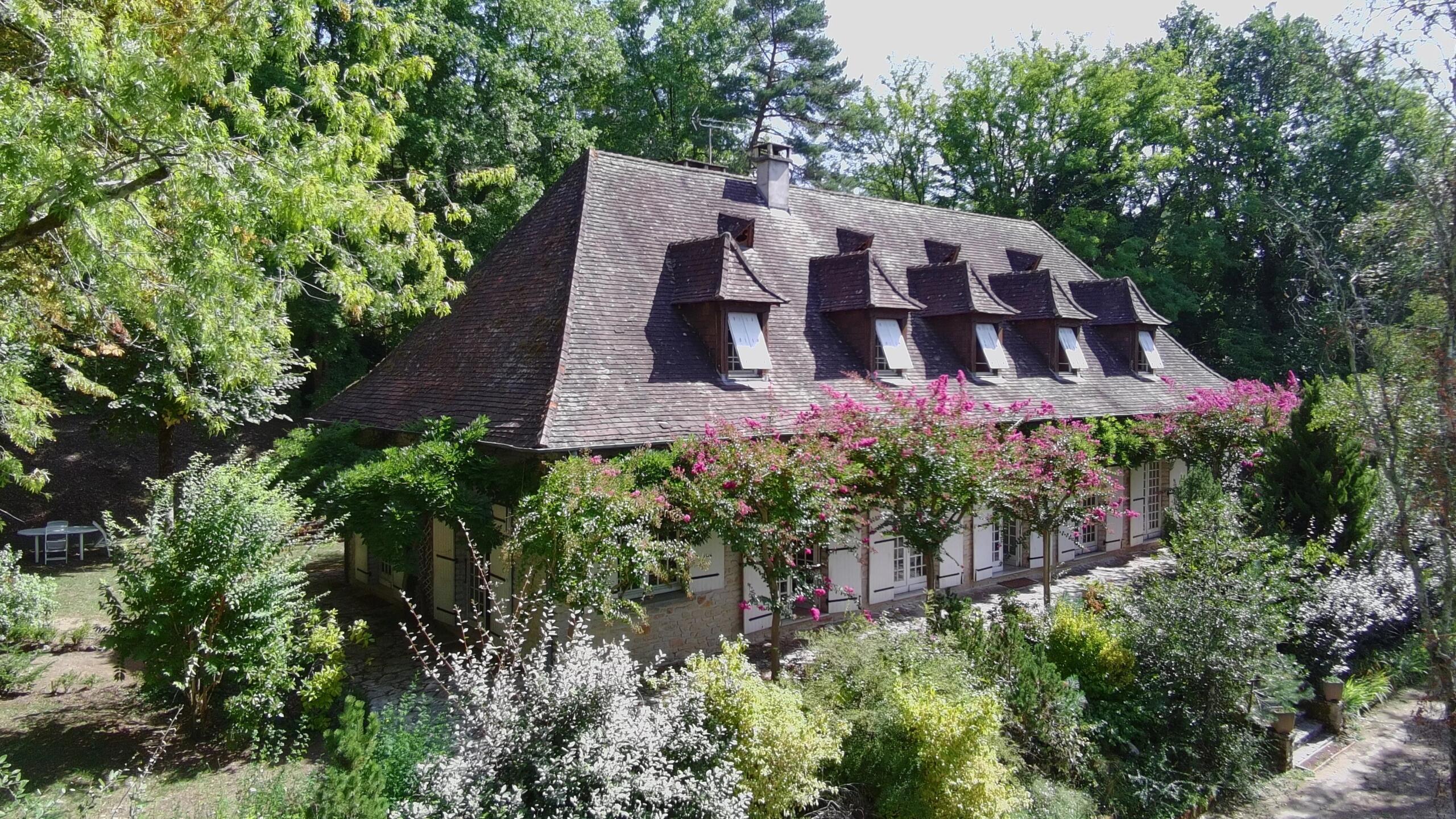 Substantial family home on edge of Perigueux, Nouvelle-Aquitaine – France – BVI87251