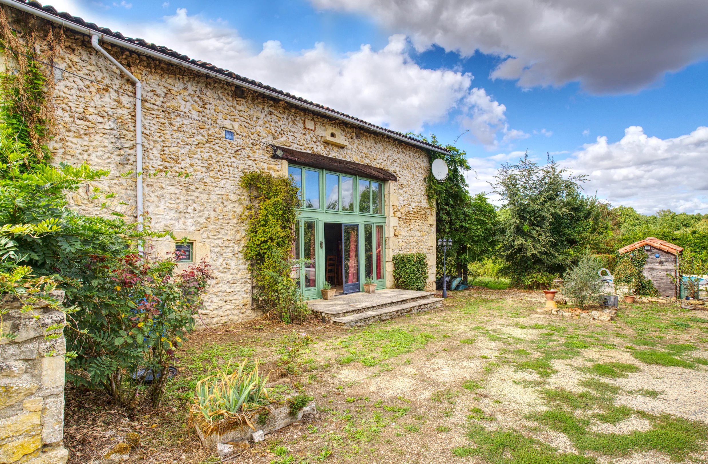 Stunning barn conversion with pool and over 1 hectare of land, ideal for equestrian use or smallholding, Nouvelle-Aquitaine – France – BVI87345