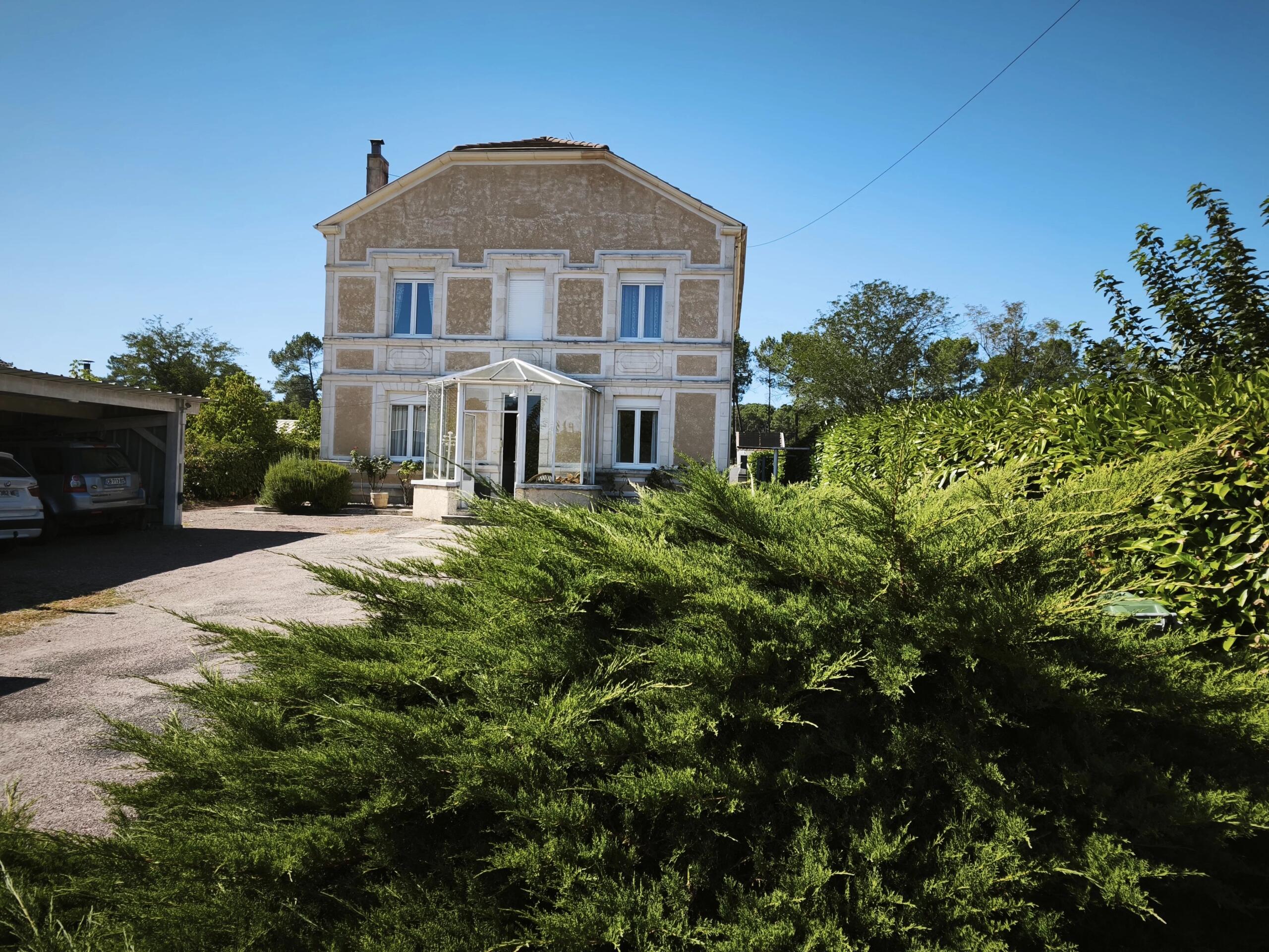 Beautiful, characterful house with detached guest house, pool and garden, Nouvelle-Aquitaine – France – BVI87360