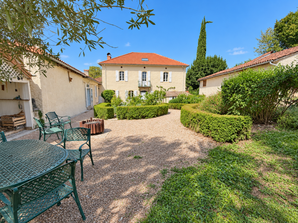 Exceptional maison de maître with gîte and pool in private parkland, moments from the heart of Aspet.