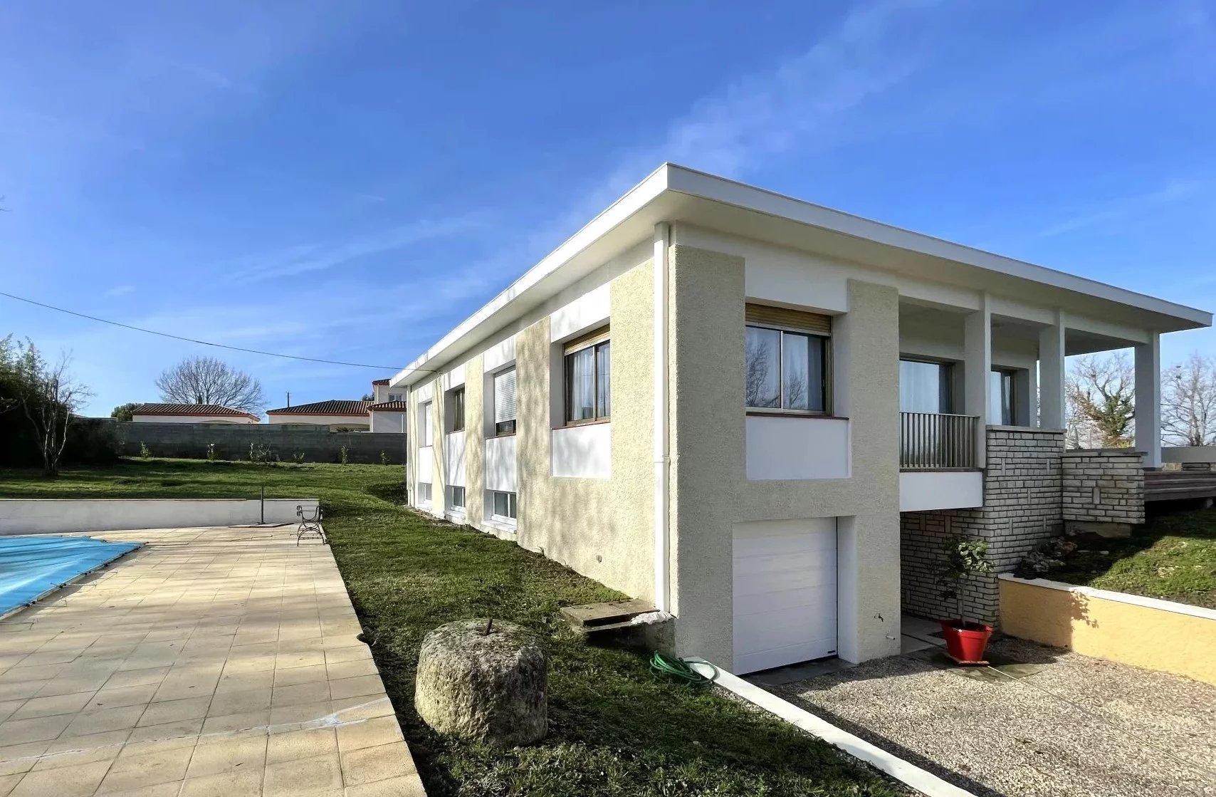 Architect-designed house with swimming pool, Nouvelle-Aquitaine – France – BVI68348
