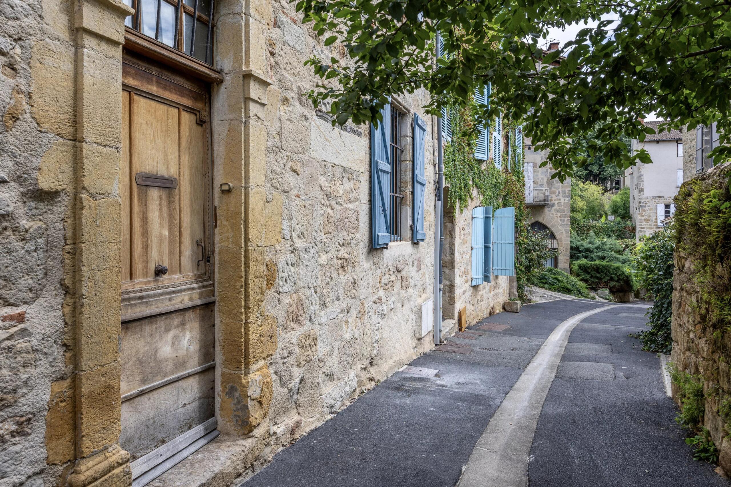 Elegant, 3 bedroomed, renovated Maison de Maître with separate apartment, in the heart of mediaeval Figeac, Occitanie – France – BVI86823