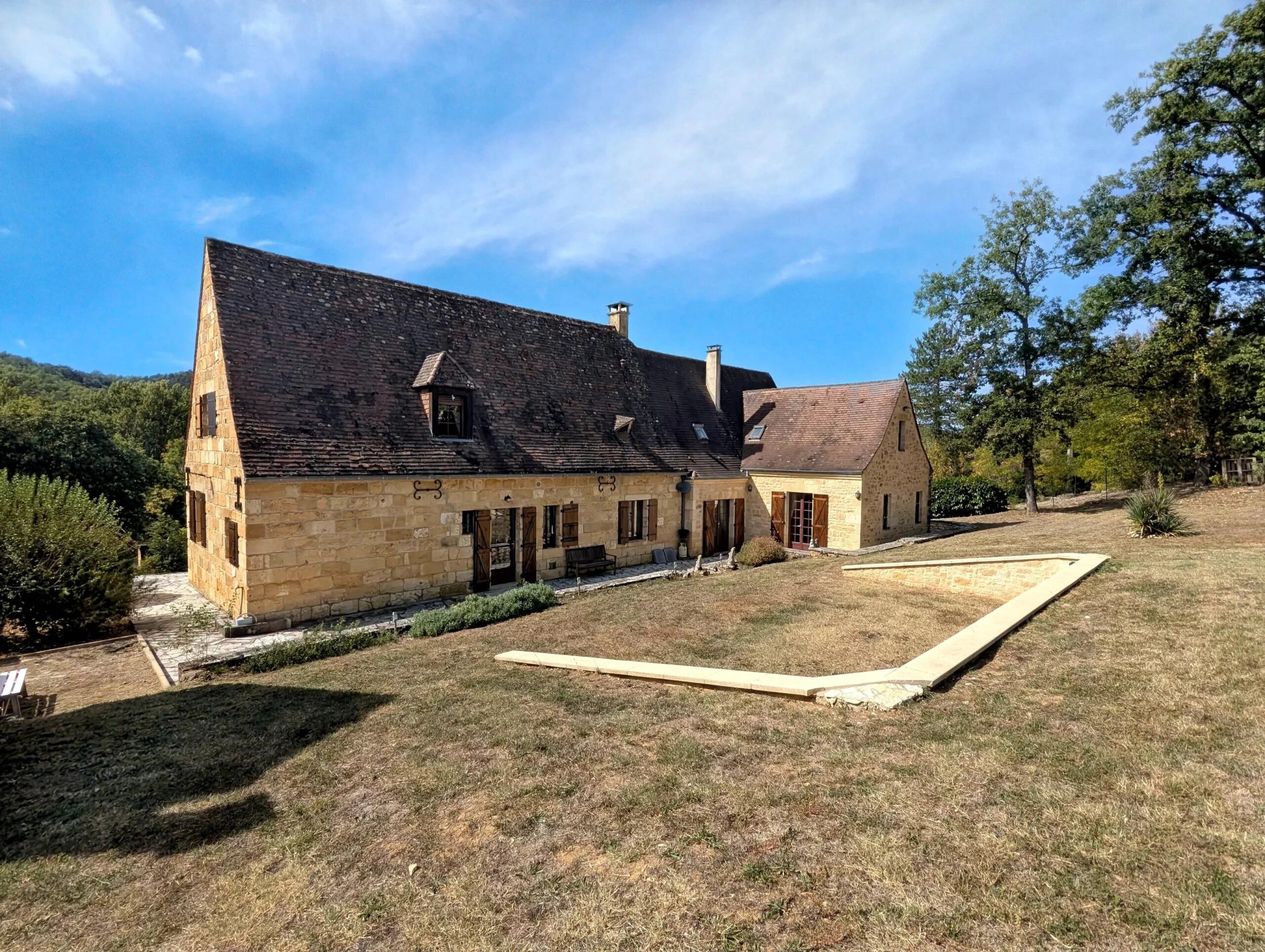 Characterful Dordogne Home with Gîte Potential Near Sarlat, Nouvelle-Aquitaine – France – BVI87396