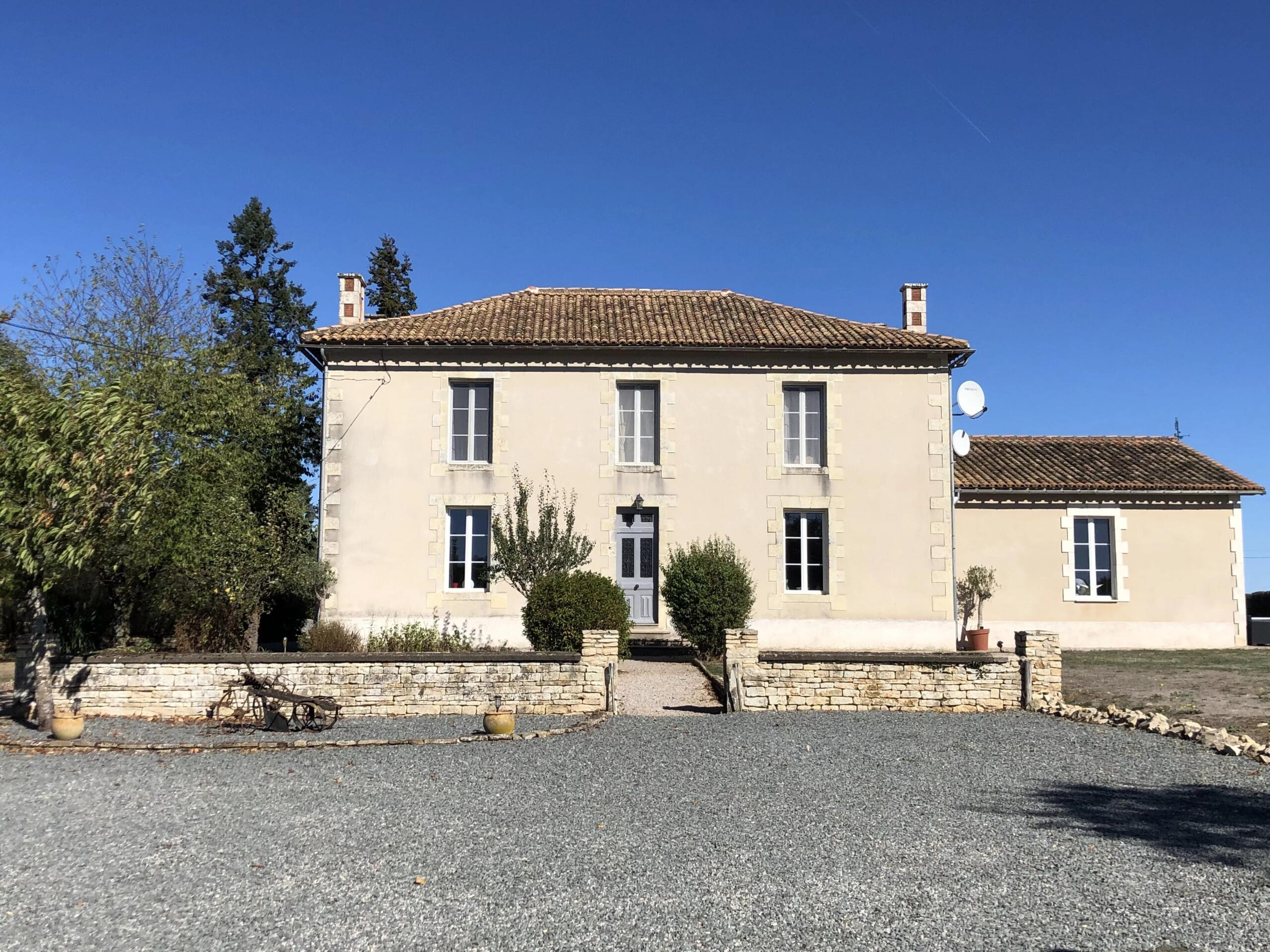 Magnificent  manor house, decorated throughout, possible annex, Nouvelle-Aquitaine – France – BVI87414