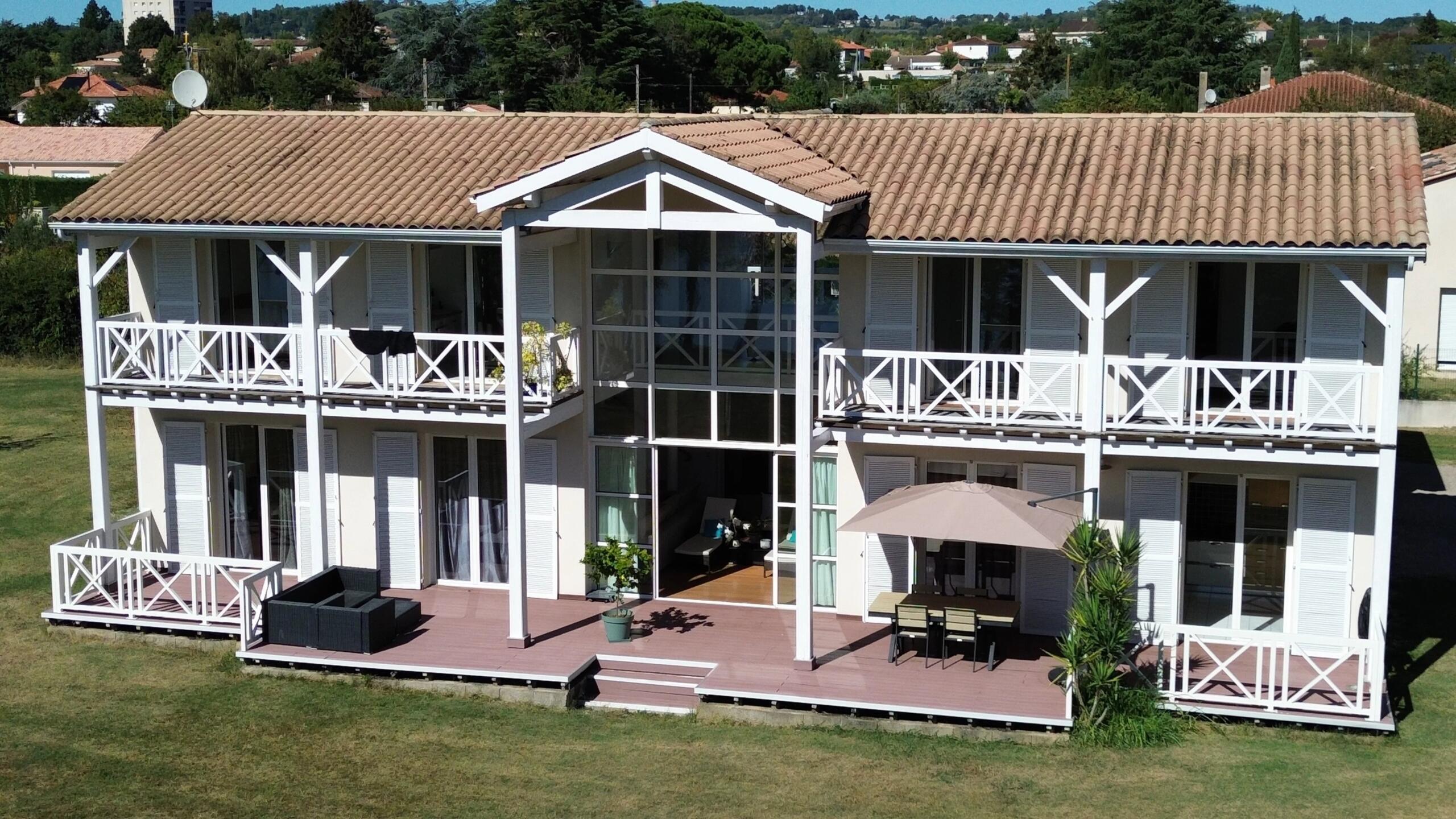 Riverside architect designed home near Villeneuve centre, Nouvelle-Aquitaine – France – BVI87468