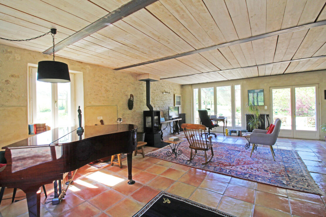 Stunning 4 bed property in the countryside with pool, large garden and renovated to a high standard