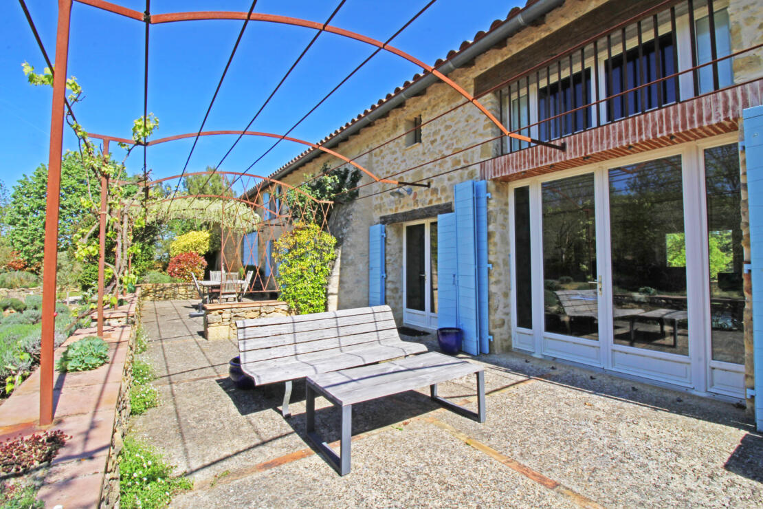 Stunning 4 bed property in the countryside with pool, large garden and renovated to a high standard