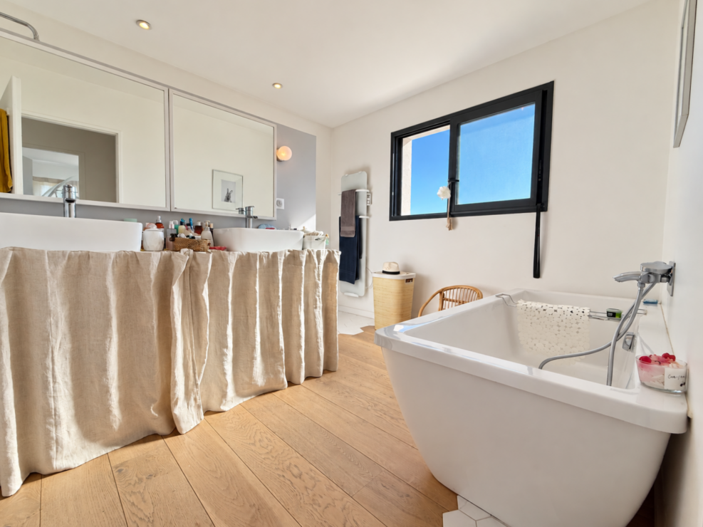 Estancarbon – Beautifully designed, move-in-ready home with heated pool and panoramic Pyrenees views