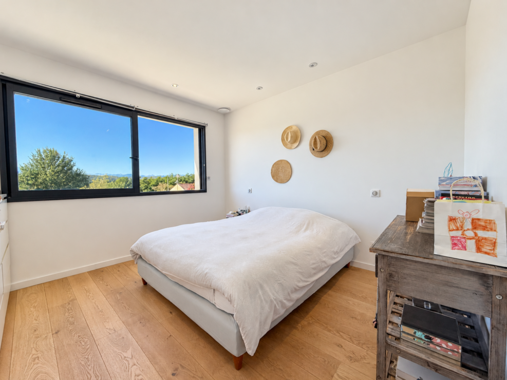 Estancarbon – Beautifully designed, move-in-ready home with heated pool and panoramic Pyrenees views