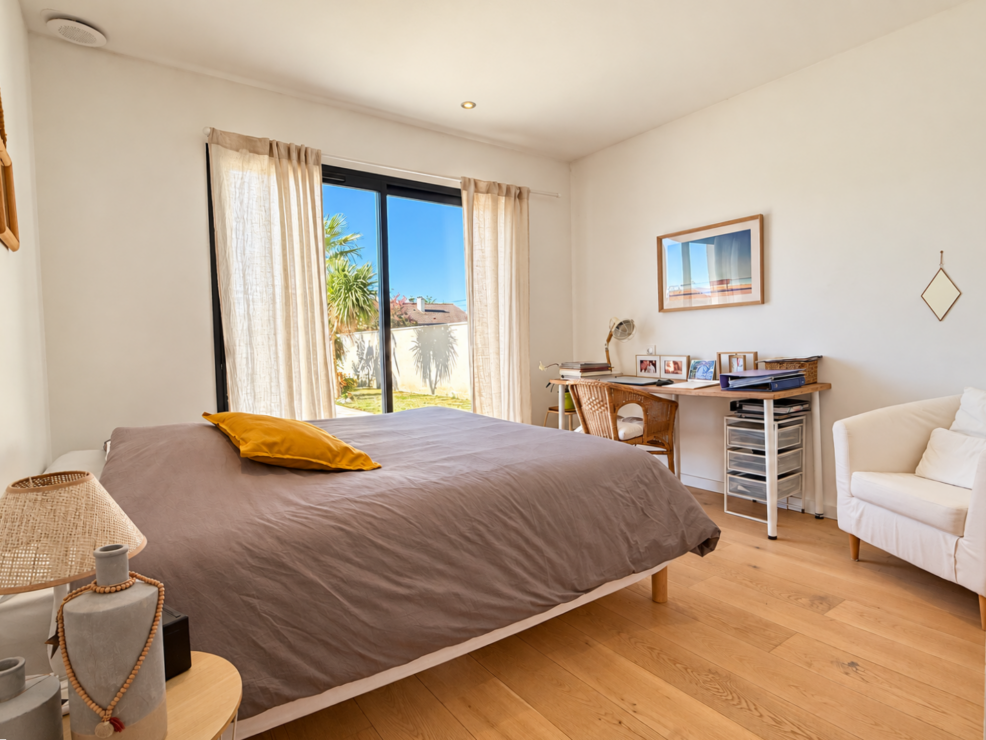 Estancarbon – Beautifully designed, move-in-ready home with heated pool and panoramic Pyrenees views