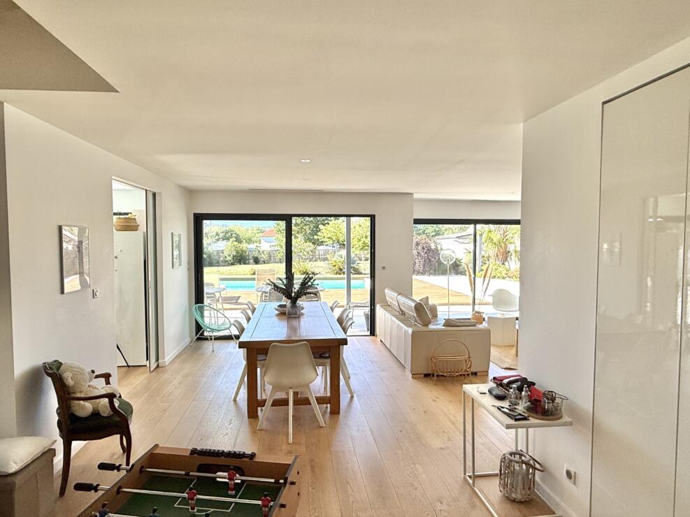 Estancarbon – Beautifully designed, move-in-ready home with heated pool and panoramic Pyrenees views