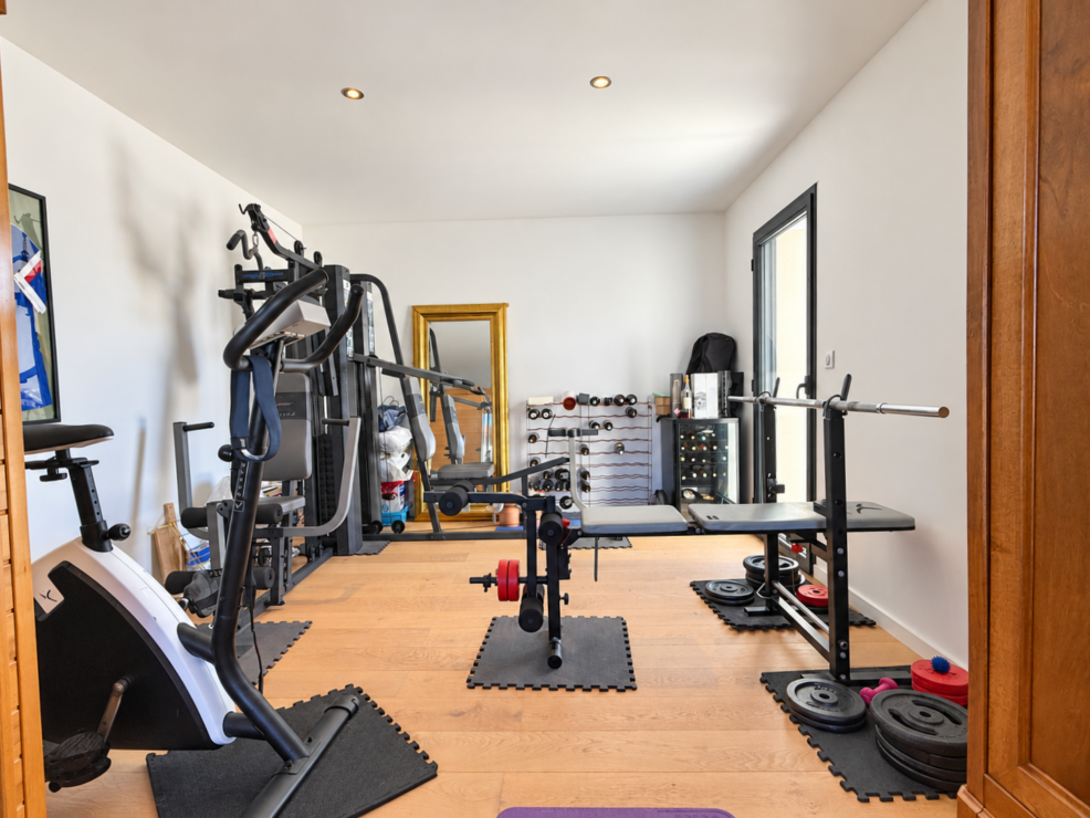 Estancarbon – Beautifully designed, move-in-ready home with heated pool and panoramic Pyrenees views