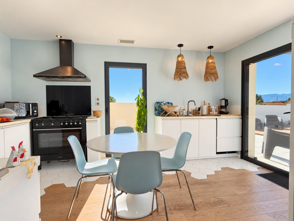 Estancarbon – Beautifully designed, move-in-ready home with heated pool and panoramic Pyrenees views