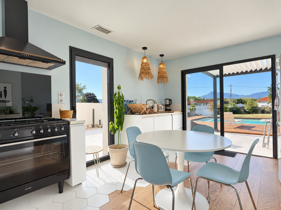 Estancarbon – Beautifully designed, move-in-ready home with heated pool and panoramic Pyrenees views
