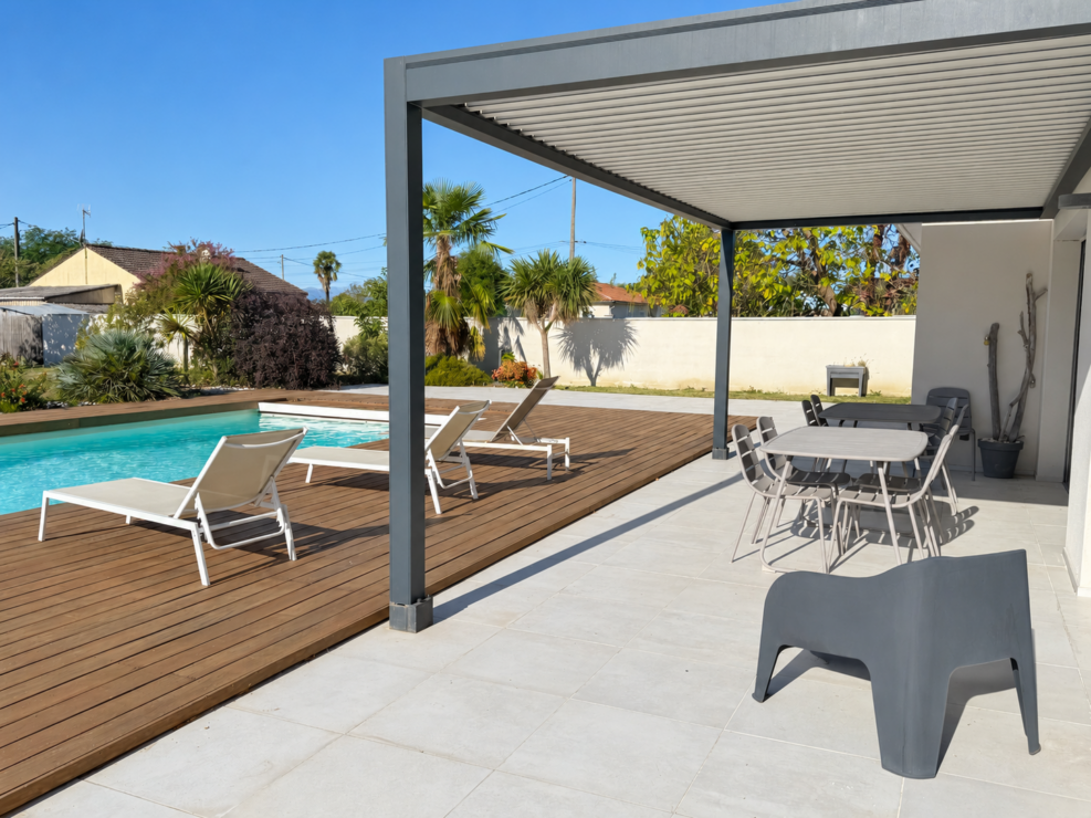 Estancarbon – Beautifully designed, move-in-ready home with heated pool and panoramic Pyrenees views