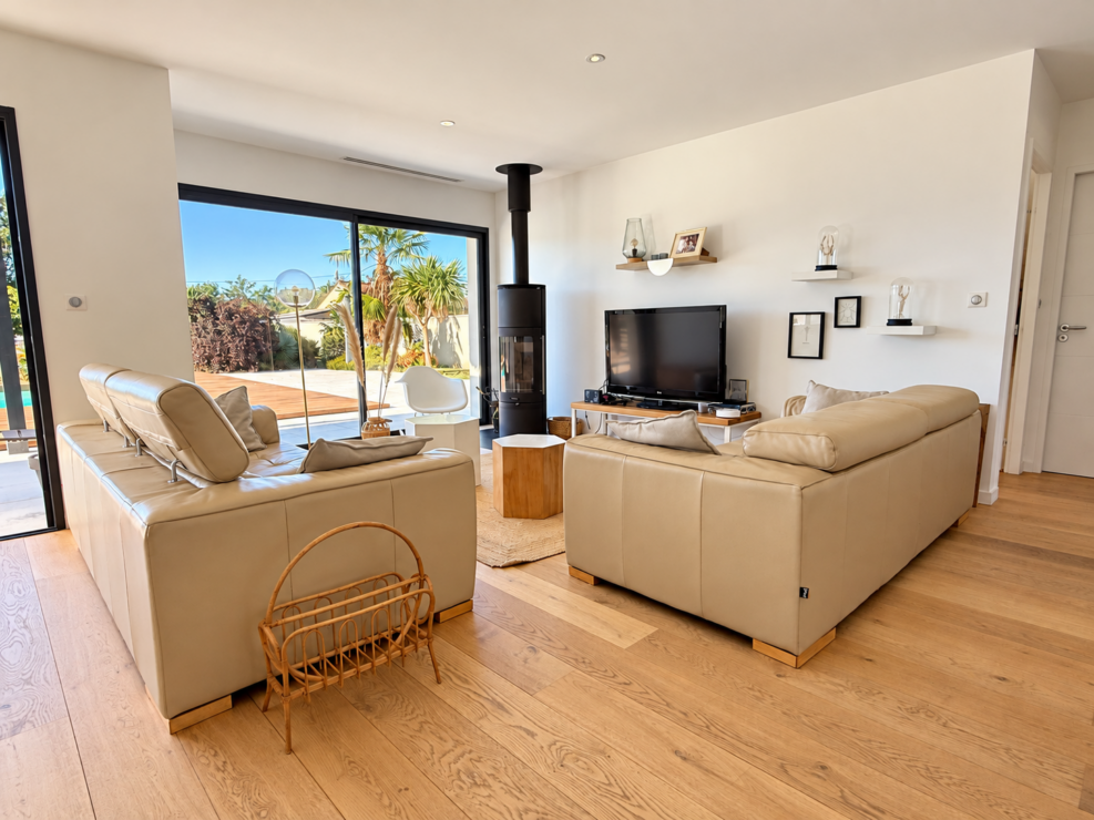 Estancarbon – Beautifully designed, move-in-ready home with heated pool and panoramic Pyrenees views