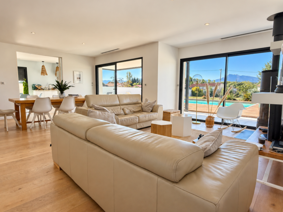 Estancarbon – Beautifully designed, move-in-ready home with heated pool and panoramic Pyrenees views
