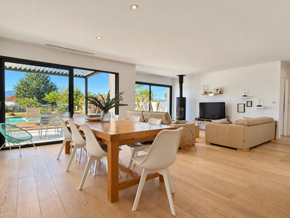 Estancarbon – Beautifully designed, move-in-ready home with heated pool and panoramic Pyrenees views