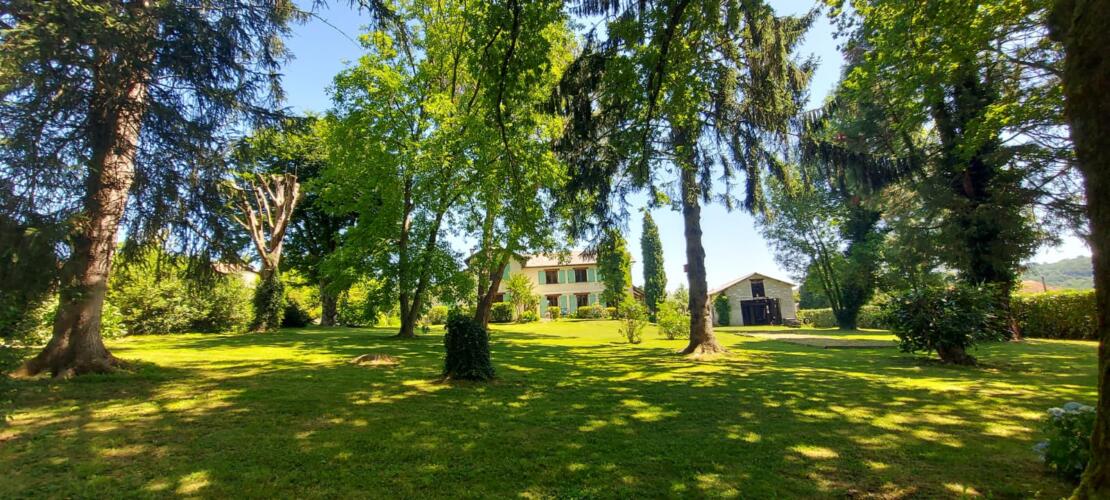 Beautiful spacious 5 bedroom house, with large garden and stunning views close to Tournay