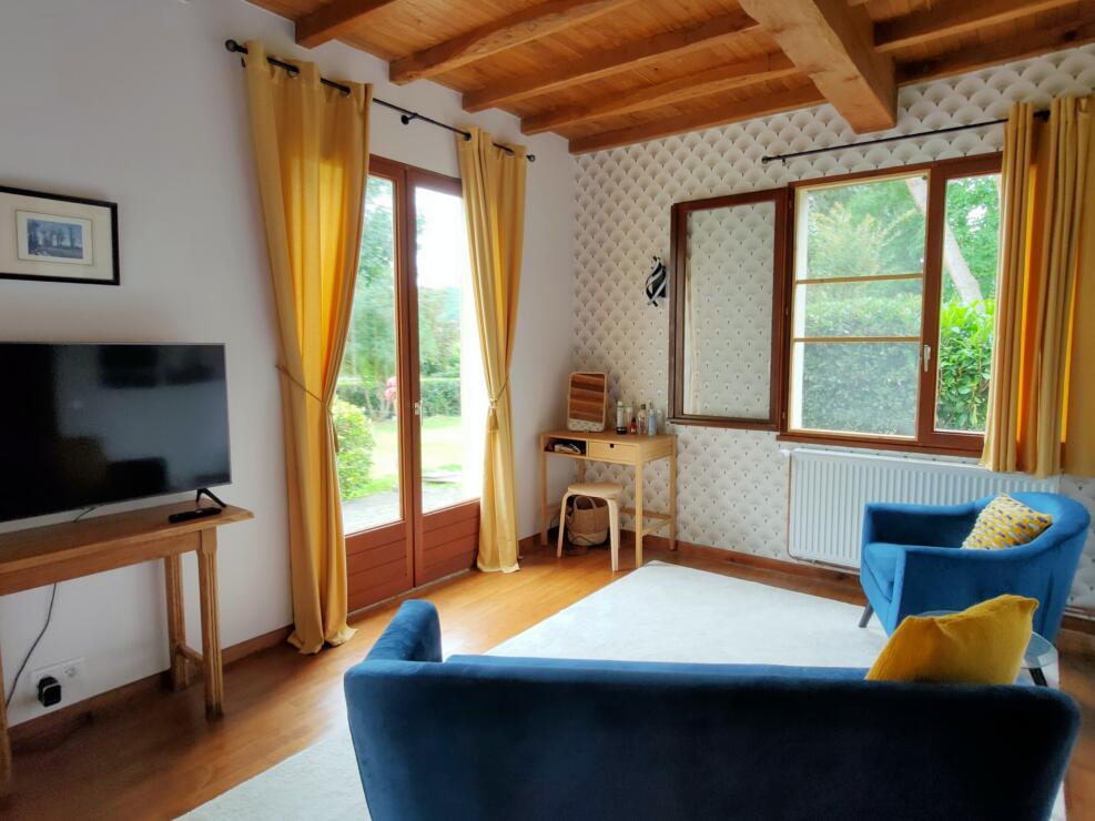 Beautiful spacious 5 bedroom house, with large garden and stunning views close to Tournay