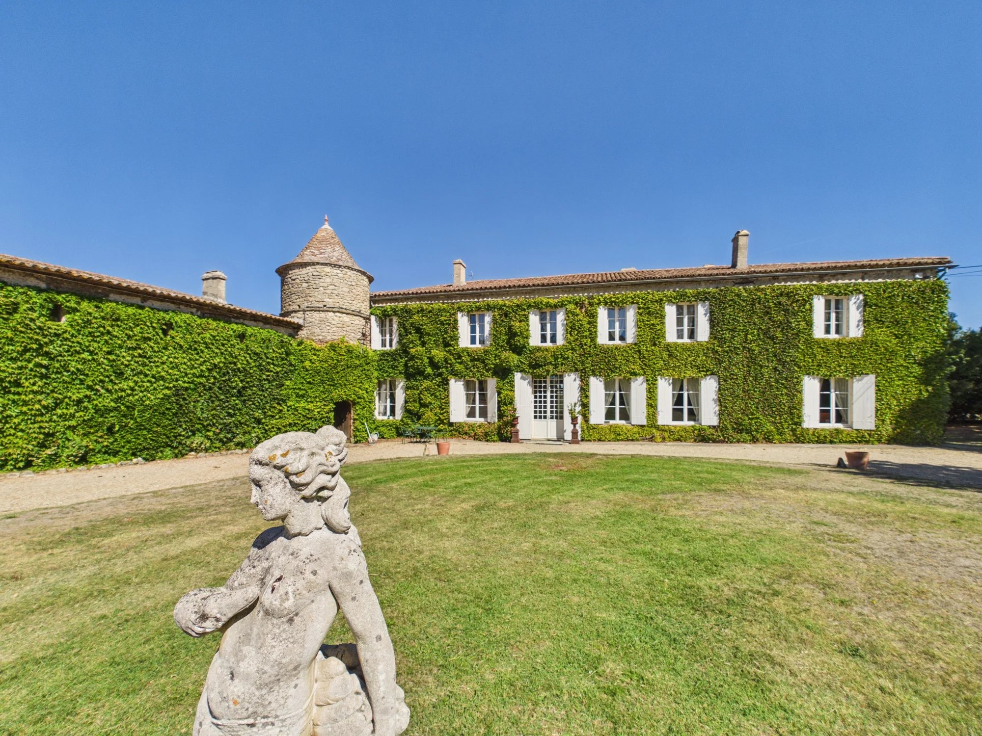 18th‑Century Château near Saint‑Émilion with Event Hall and Guest Lodgings, Nouvelle-Aquitaine – France – BVI64056
