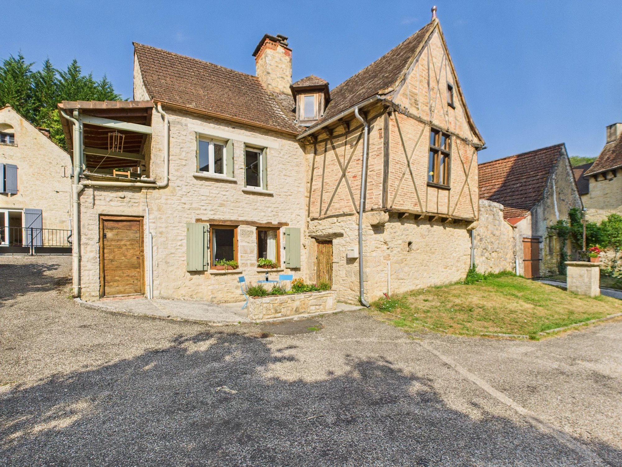 2 independent stone houses with income potential in a lively village setting, Occitanie – France – BVI80288