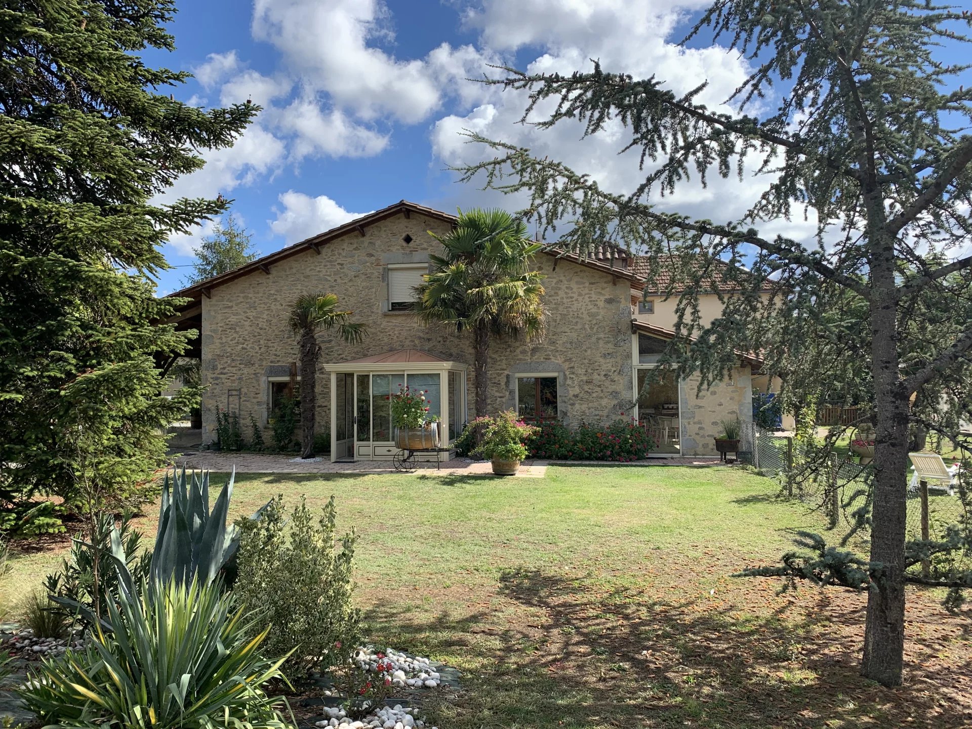 Renovated farmhouse with separate cottages, Nouvelle-Aquitaine – France – BVI66997