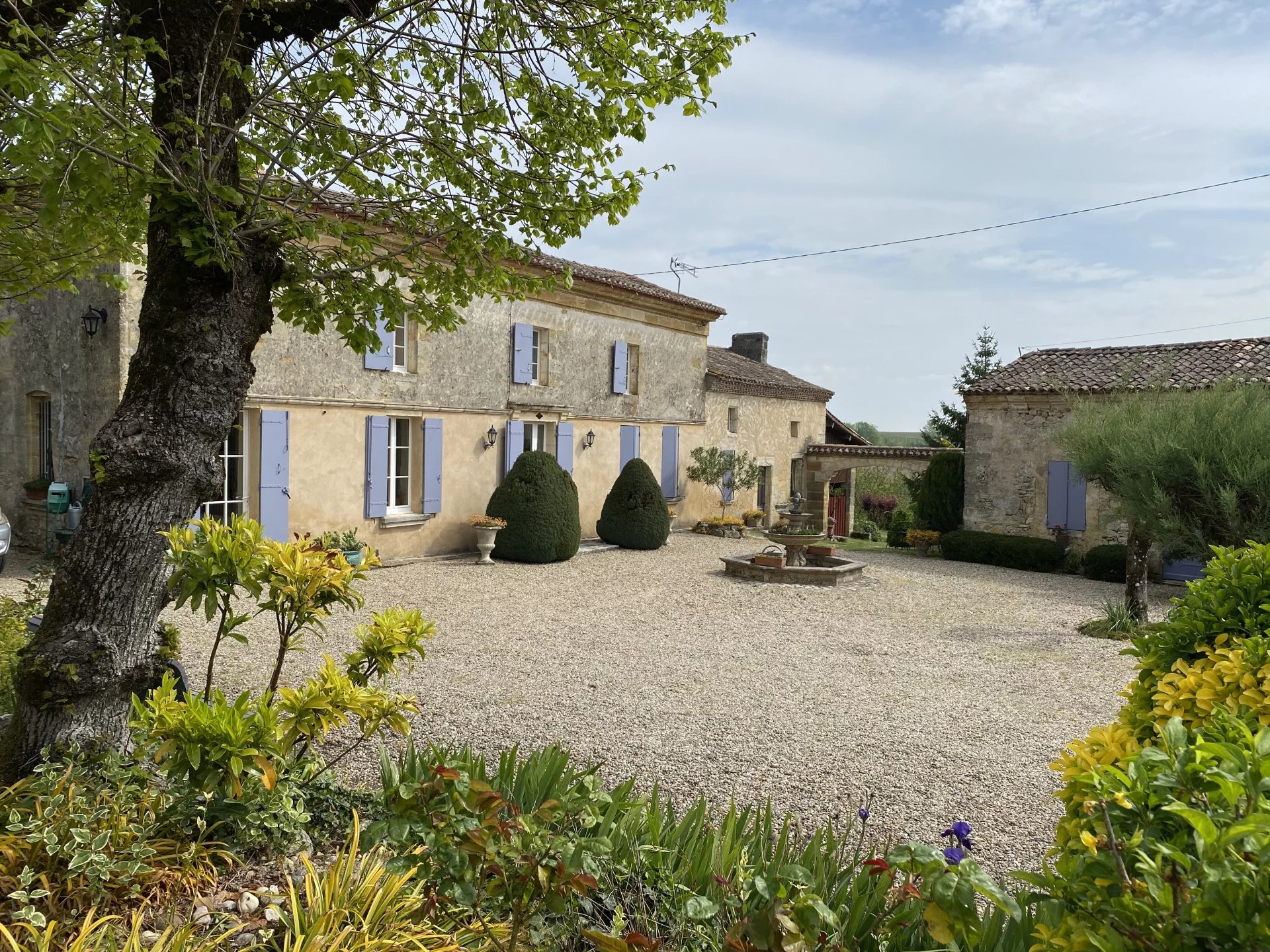 4-bedroom manor house with outbuildings, Nouvelle-Aquitaine – France – BVI71850