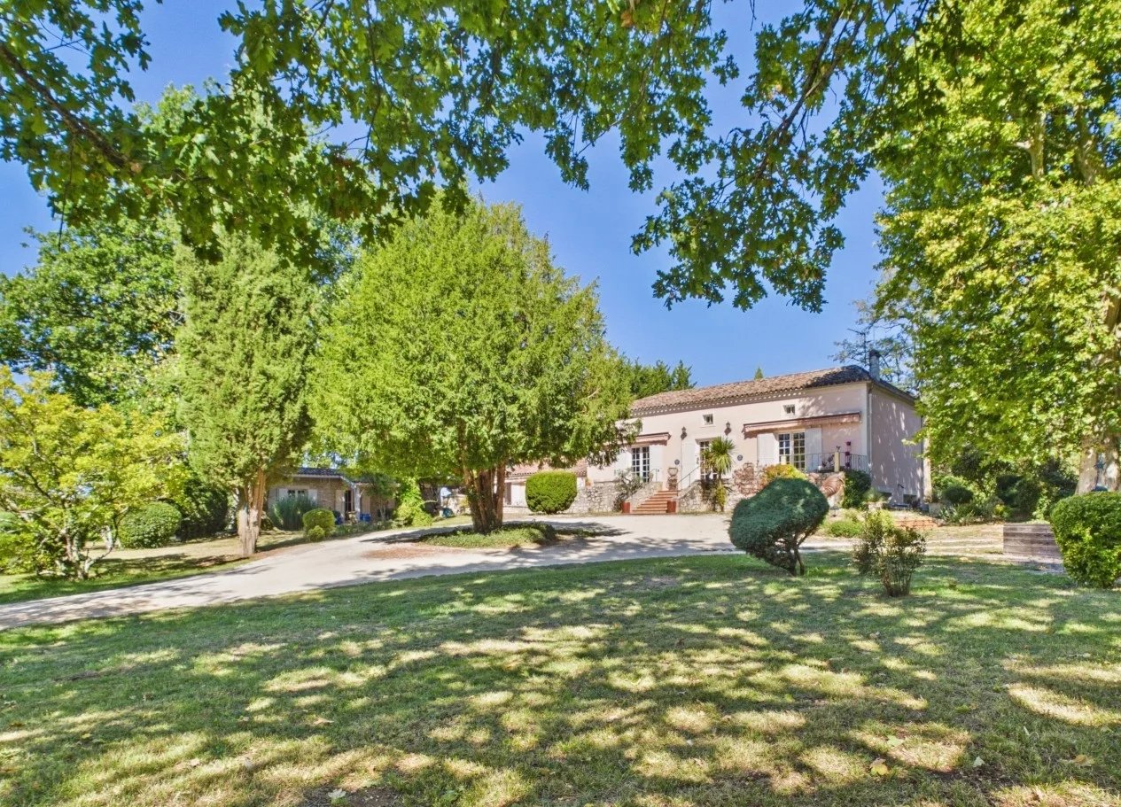 Character property with exceptional grounds and indoor pool in the heart of Monflanquin, Nouvelle-Aquitaine – France – BVI80424