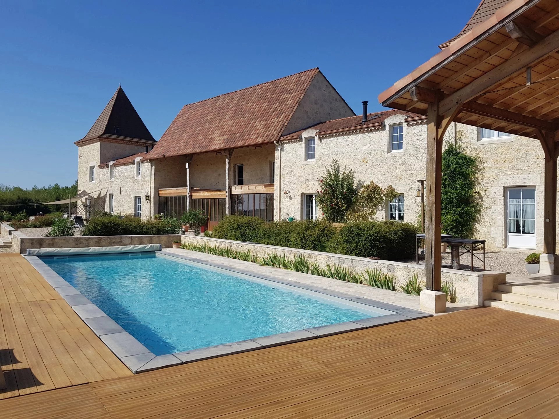 Stunningly renovated farmhouse with guest accommodations and swimming pool within walking distance to lively town, Nouvelle-Aquitaine – France – BVI79640