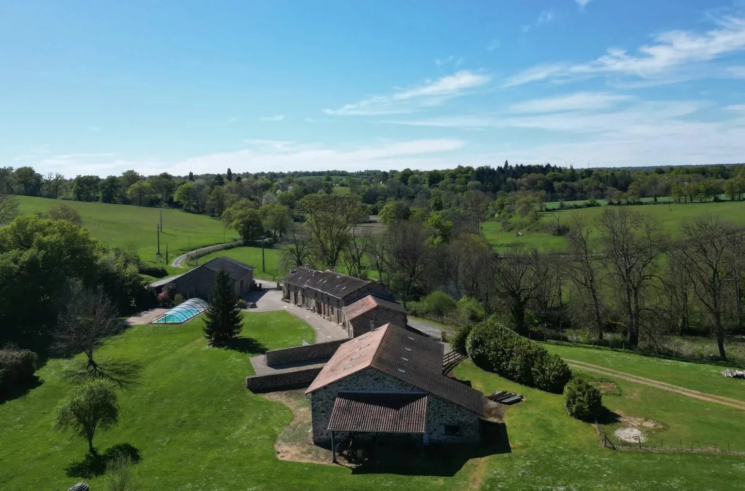 Stunning estate comprising 4 houses, including one to be completed, along with outbuildings on 40 hectares of land bordering the river., Nouvelle-Aquitaine – France – BVI80414