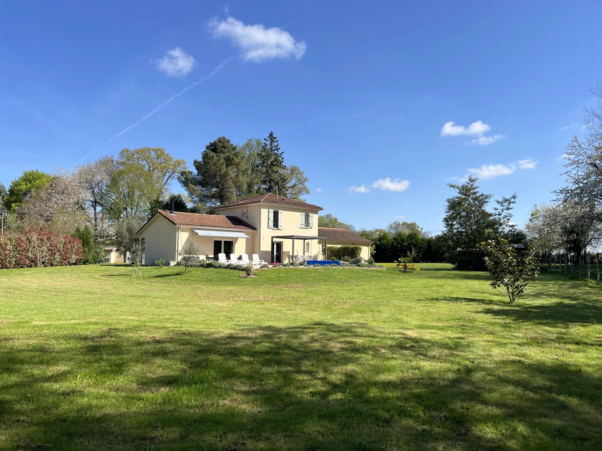Fabulous family home with extensive garden and heated pool, Nouvelle-Aquitaine – France – BVI80540
