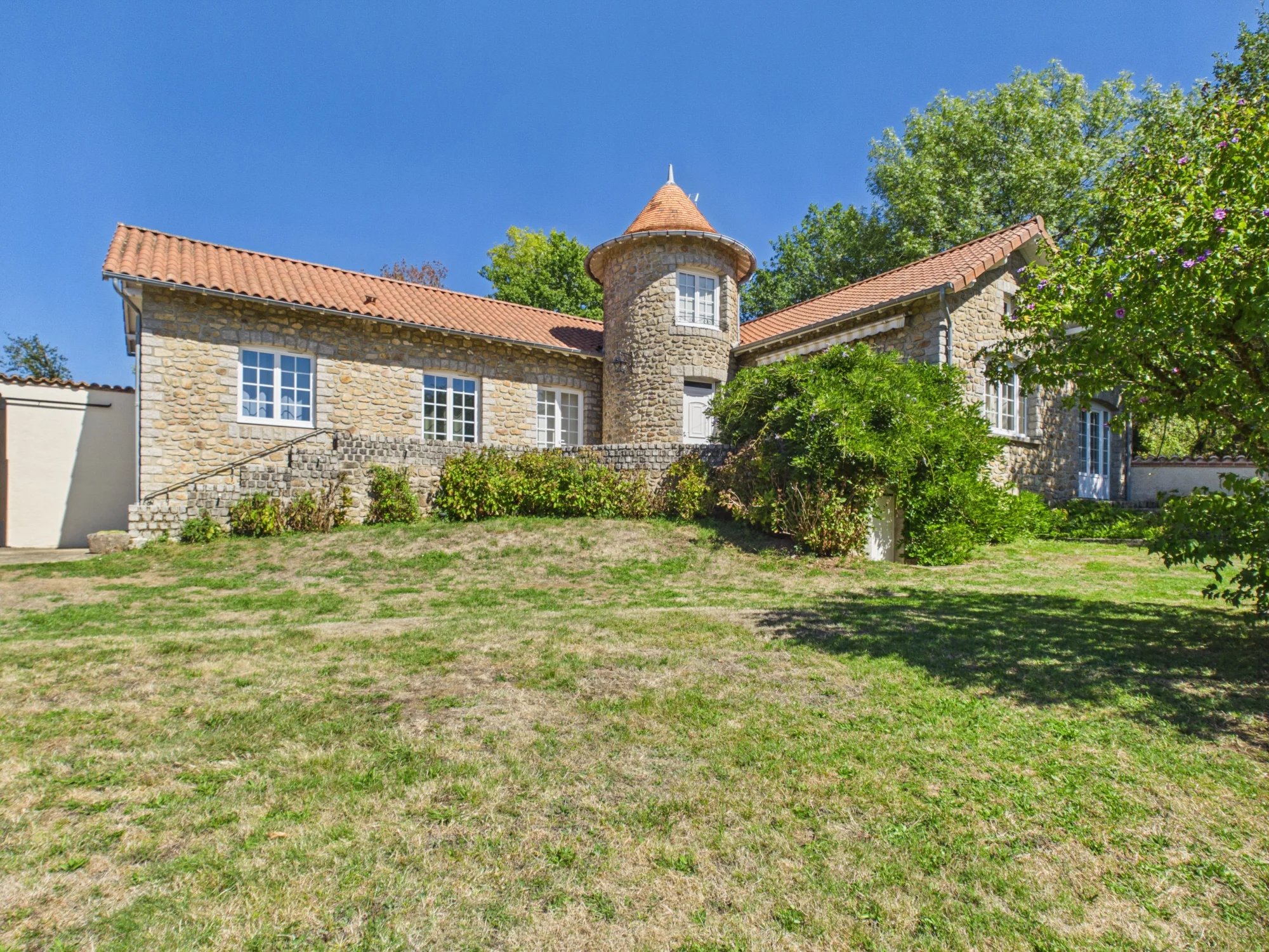 Rare opportunity – rental potential with private fishing lake, Nouvelle-Aquitaine – France – BVI81342
