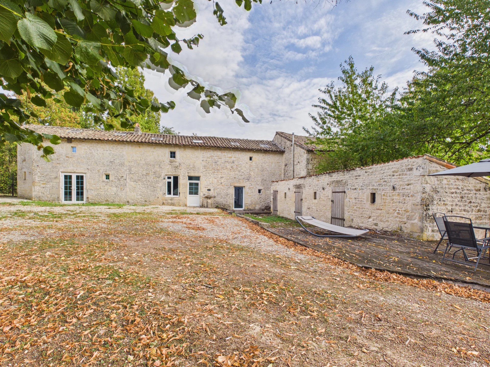 Beautifully renovated home – a perfact combination of modern comfort and traditional character, Nouvelle-Aquitaine – France – BVI82532