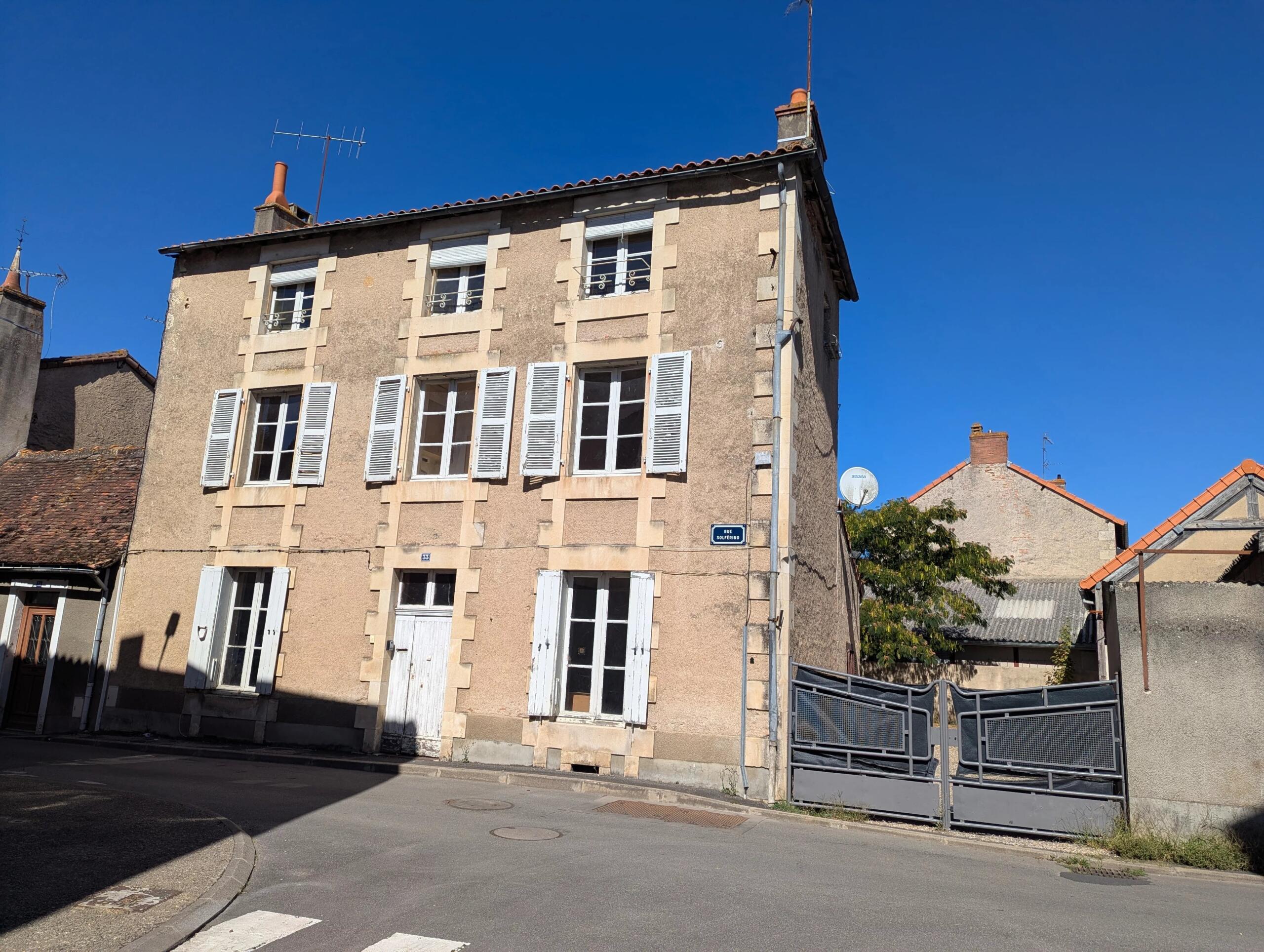 Large 4 bedroom townhouse in prime location in Montmorillon, Nouvelle-Aquitaine – France – BVI83822