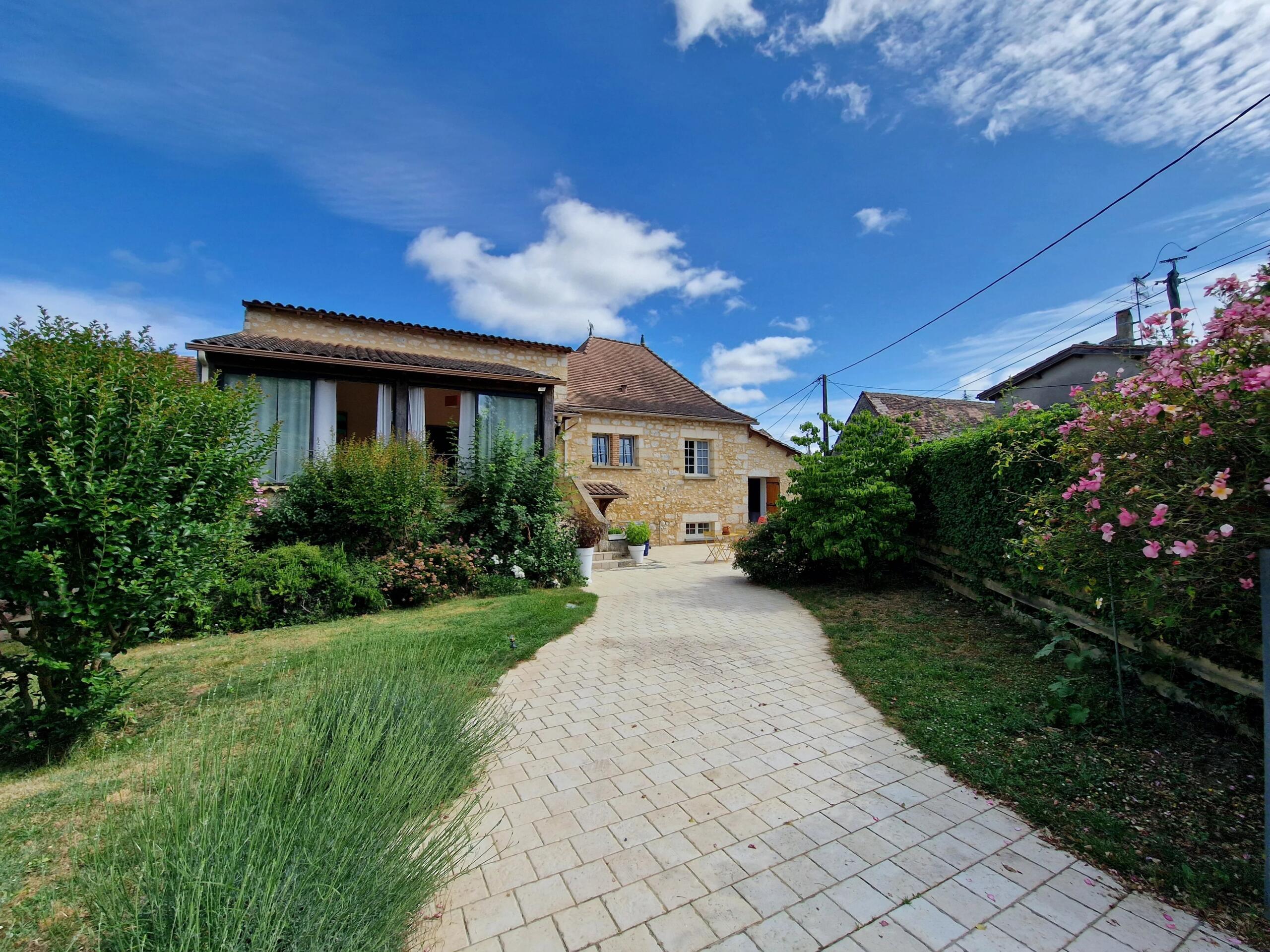 4 bedroom character property near Bergerac, Nouvelle-Aquitaine – France – BVI85955