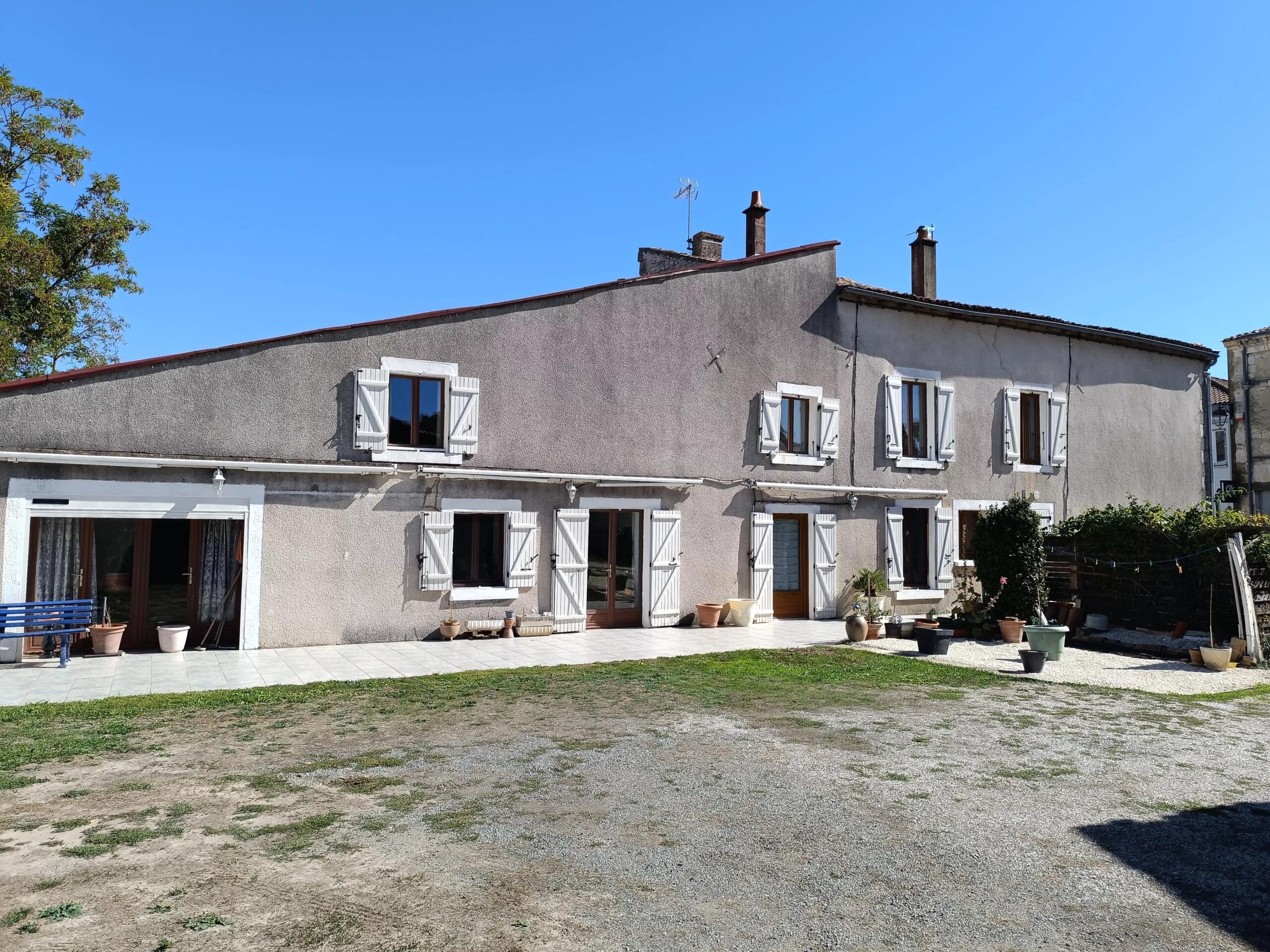 Large 5-6 bedroom townhouse with parking and lots of potential, Nouvelle-Aquitaine – France – BVI87017
