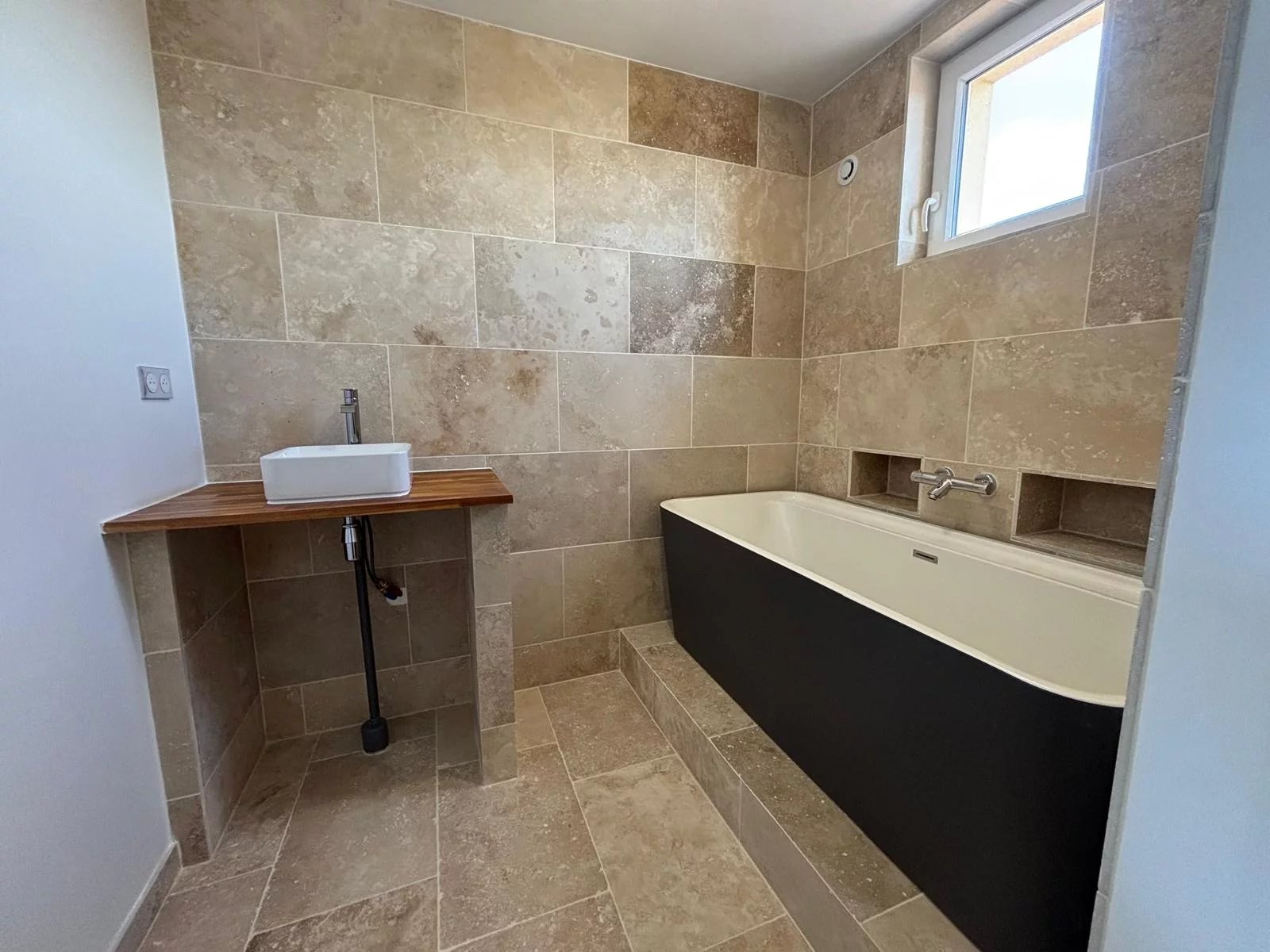 Contemporary, low maintenance 4 bedroom house, Nouvelle-Aquitaine – France – BVI87471