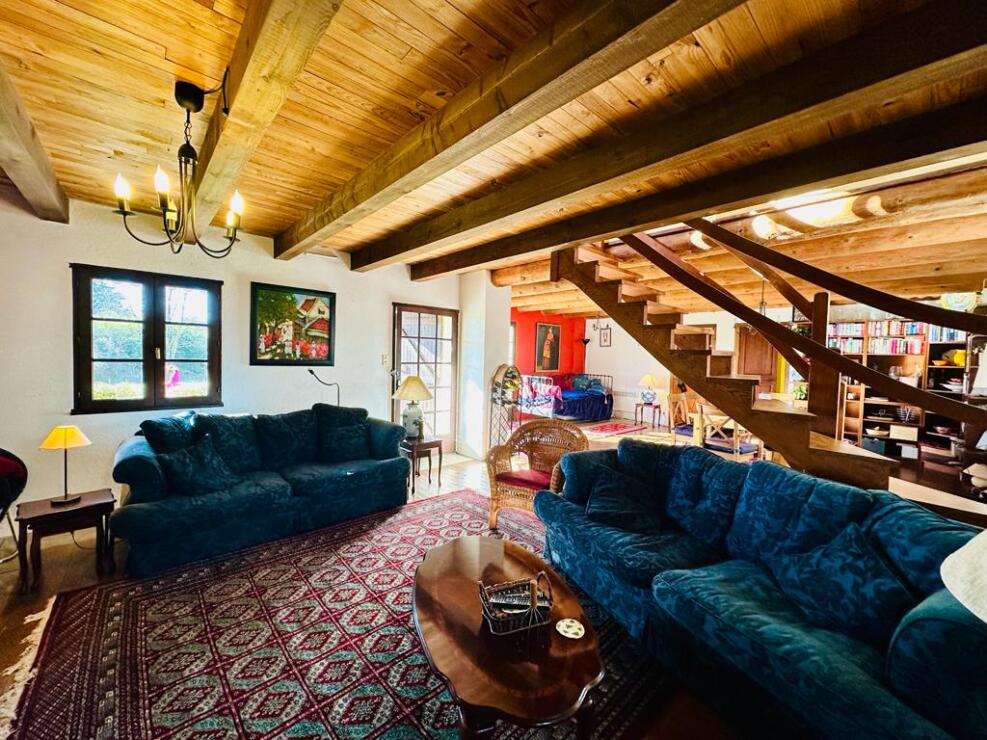 Traditional 5 bedroom property with views to the Pyrenees. Peaceful location.