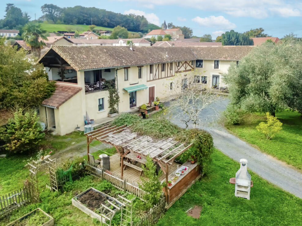 Exceptional 6-bed estate with gîte, pool, terrace & woodland – your dream lifestyle awaits!