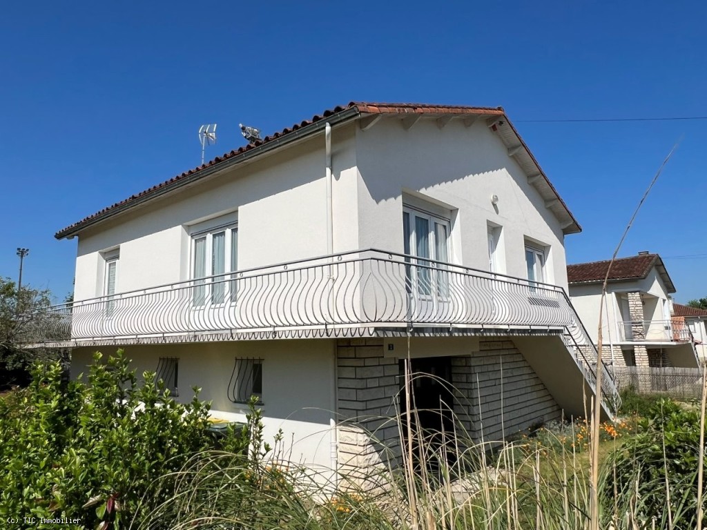 4 bedroom House in Ruffec, France – r7597